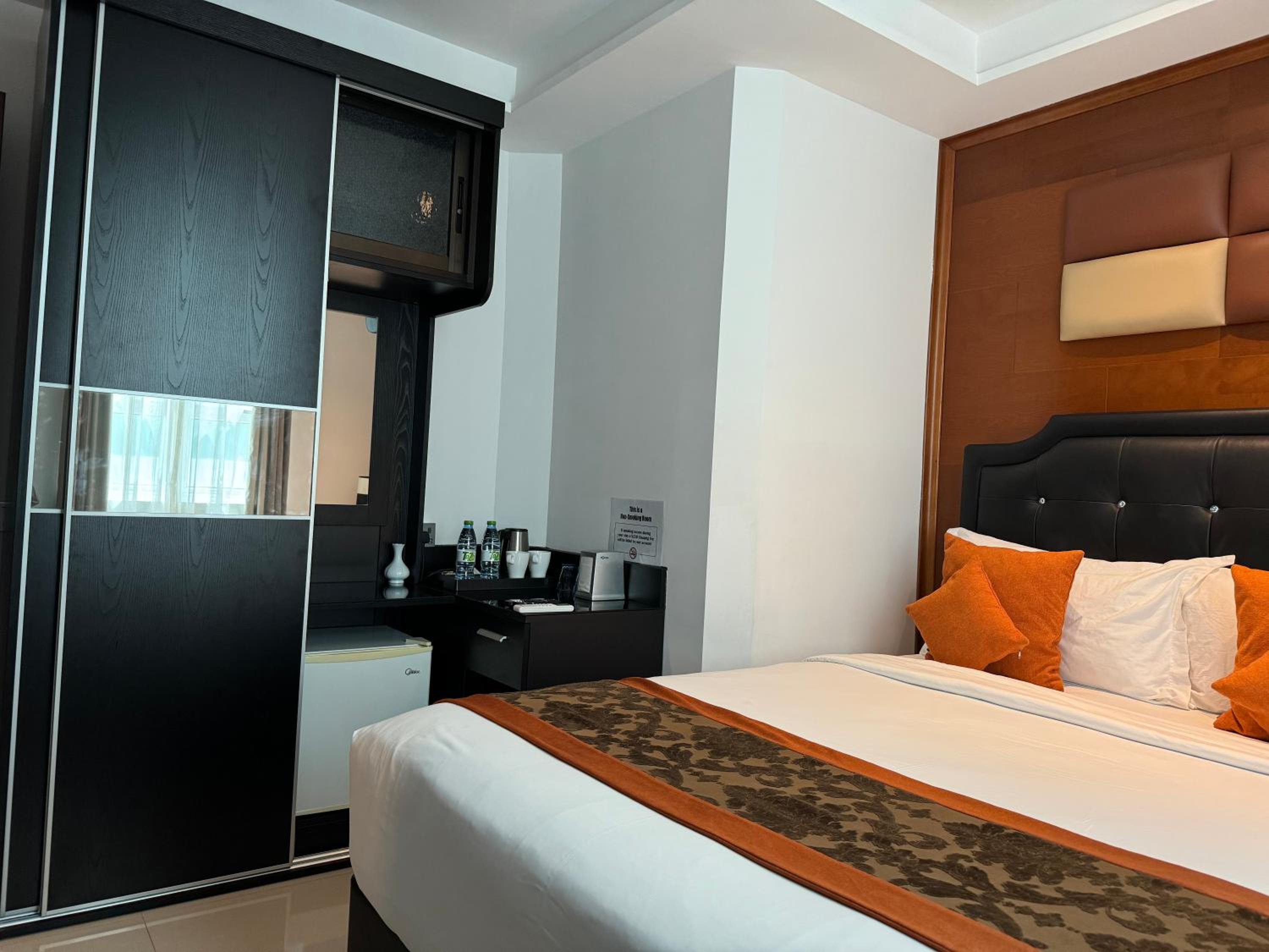 Deluxe Double Room - Photo 12