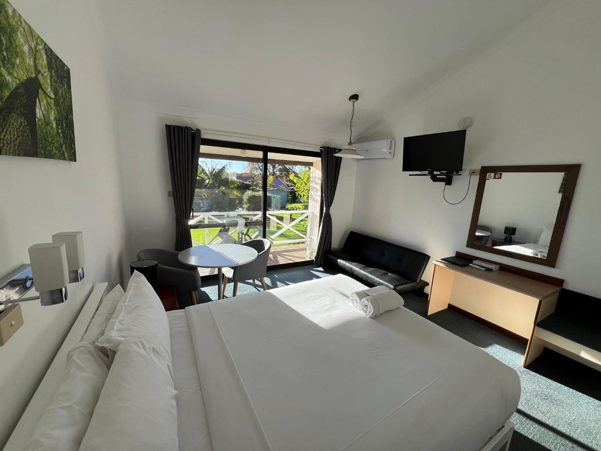Queen Room with Balcony - Photo 1