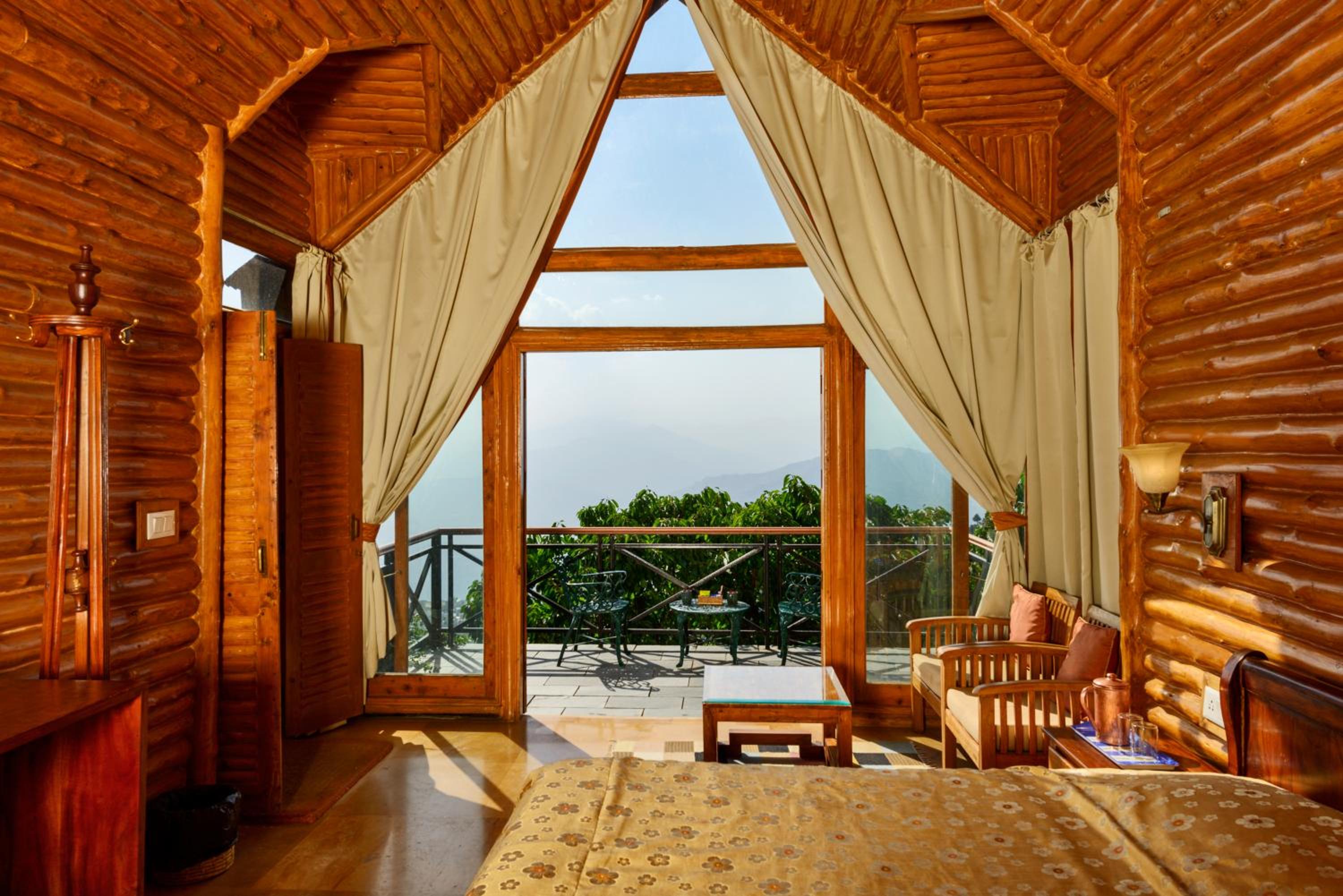 Queen Room with Balcony - Photo 5