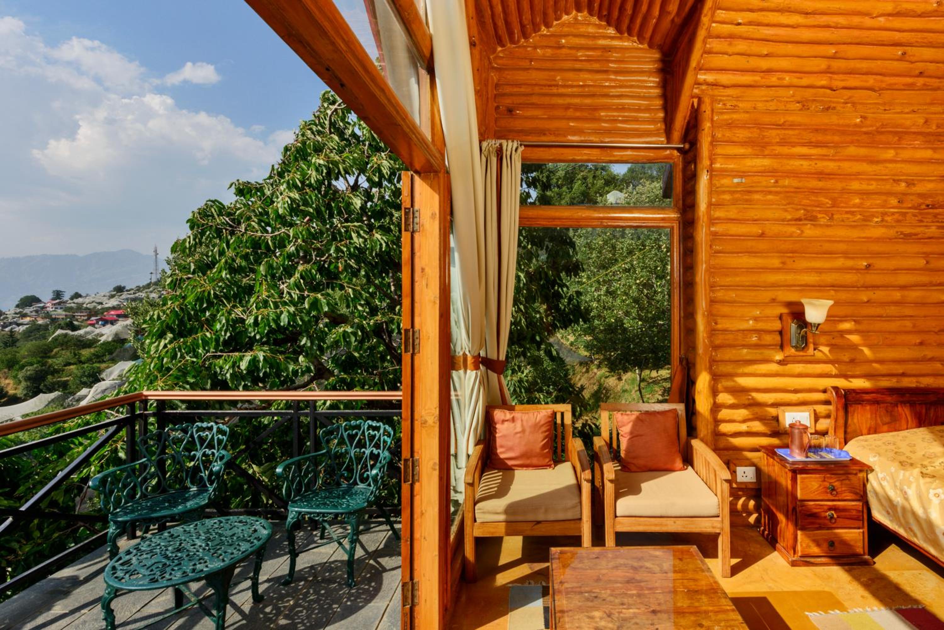 Queen Room with Balcony - Photo 4