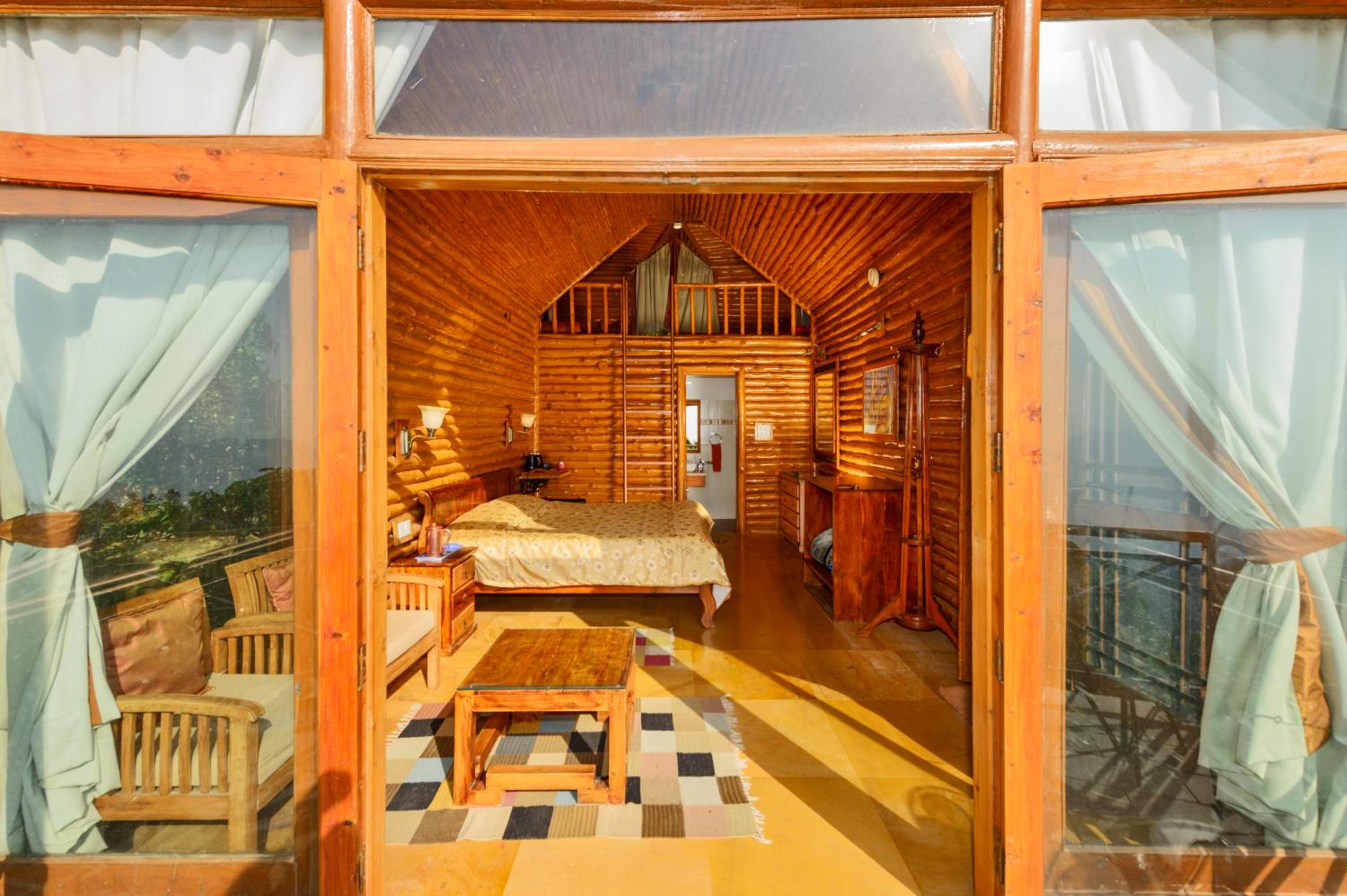 Queen Room with Balcony - Photo 3