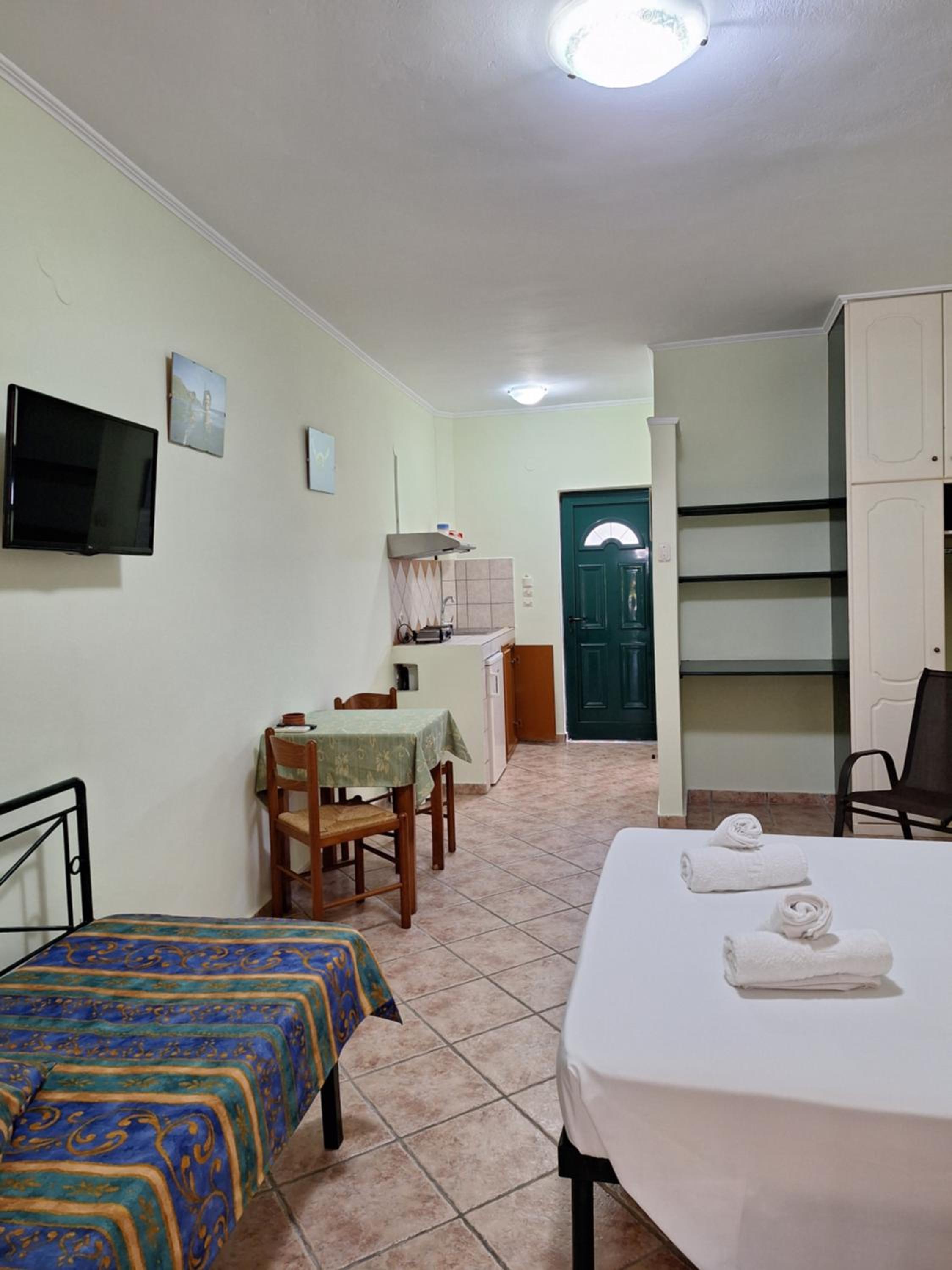 Double Room with Private Bathroom - Photo 17