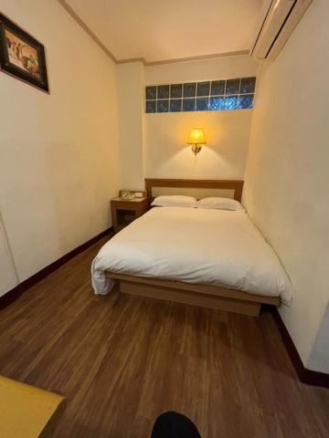 Budget Single Room with no window photo 1