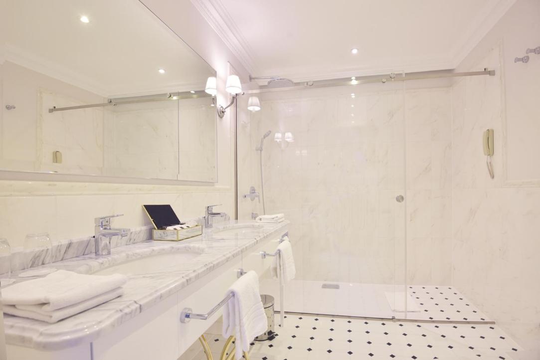 Deluxe Double Room with Sea View - Photo 3