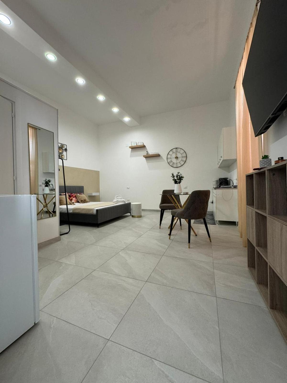 One-Bedroom Apartment photo 1