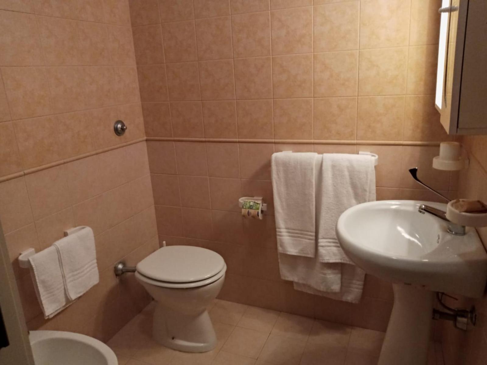 Double Room - outbuilding photo 3