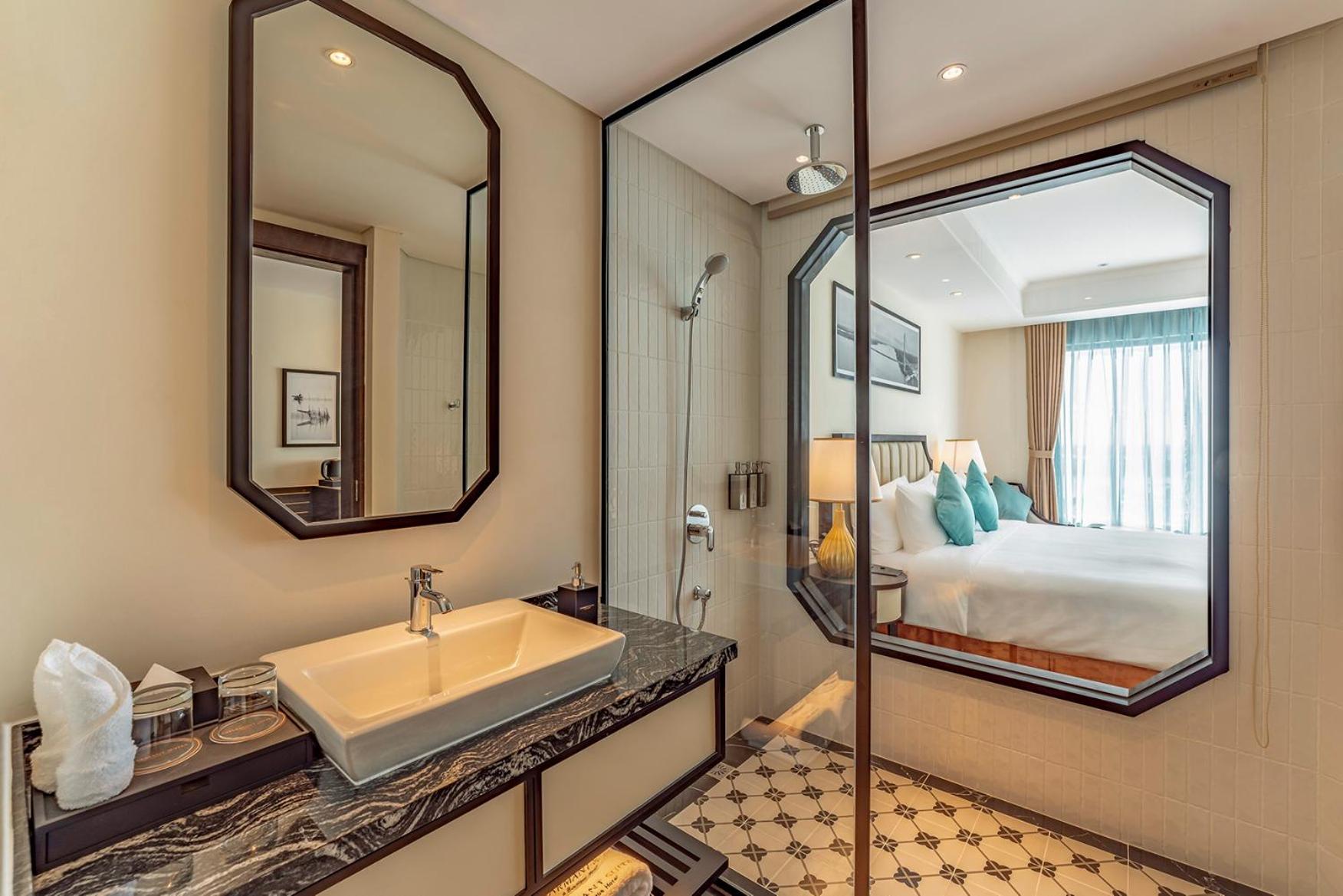 Deluxe King Room - Photo 2