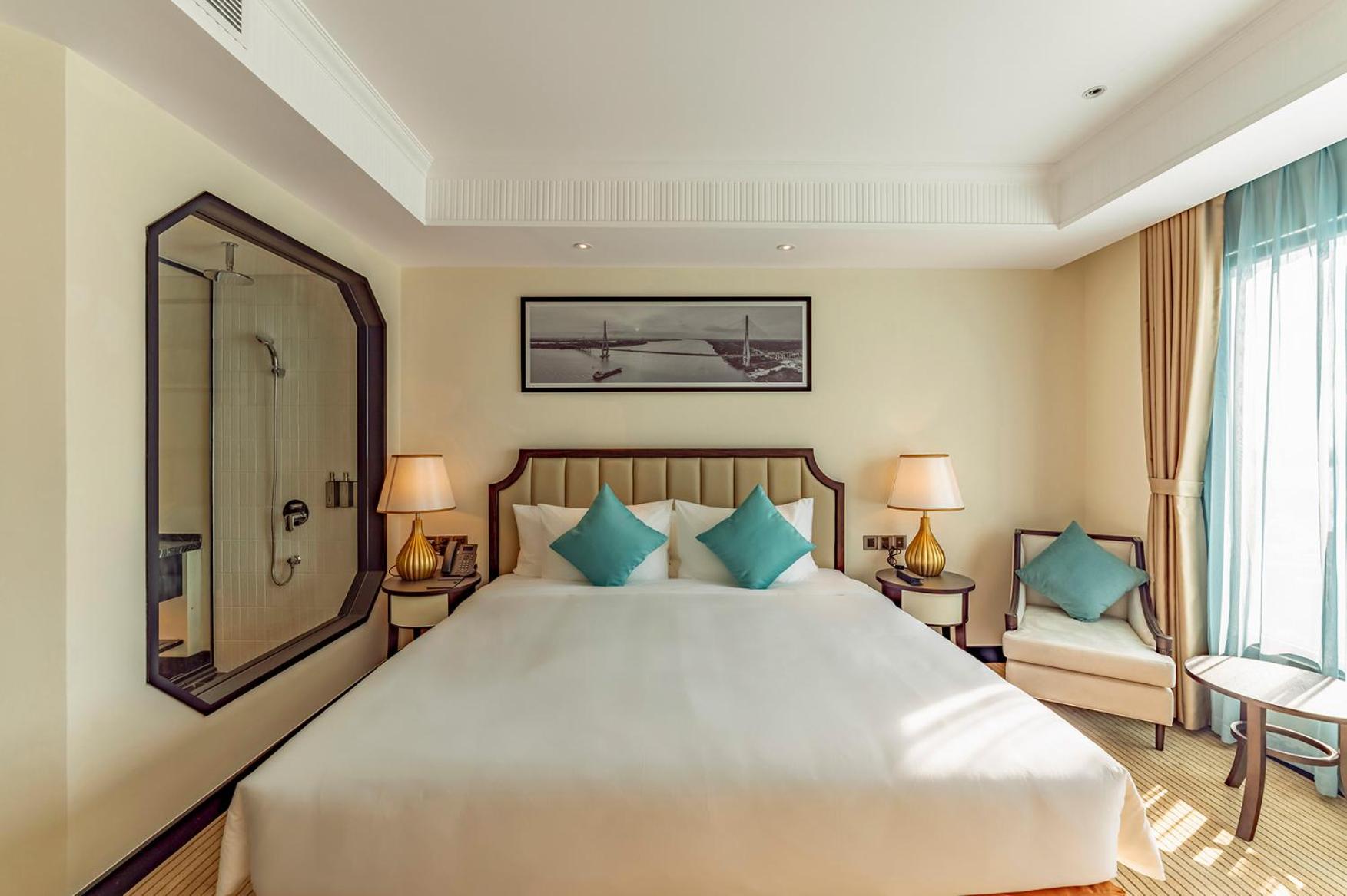 Deluxe King Room - Photo 4