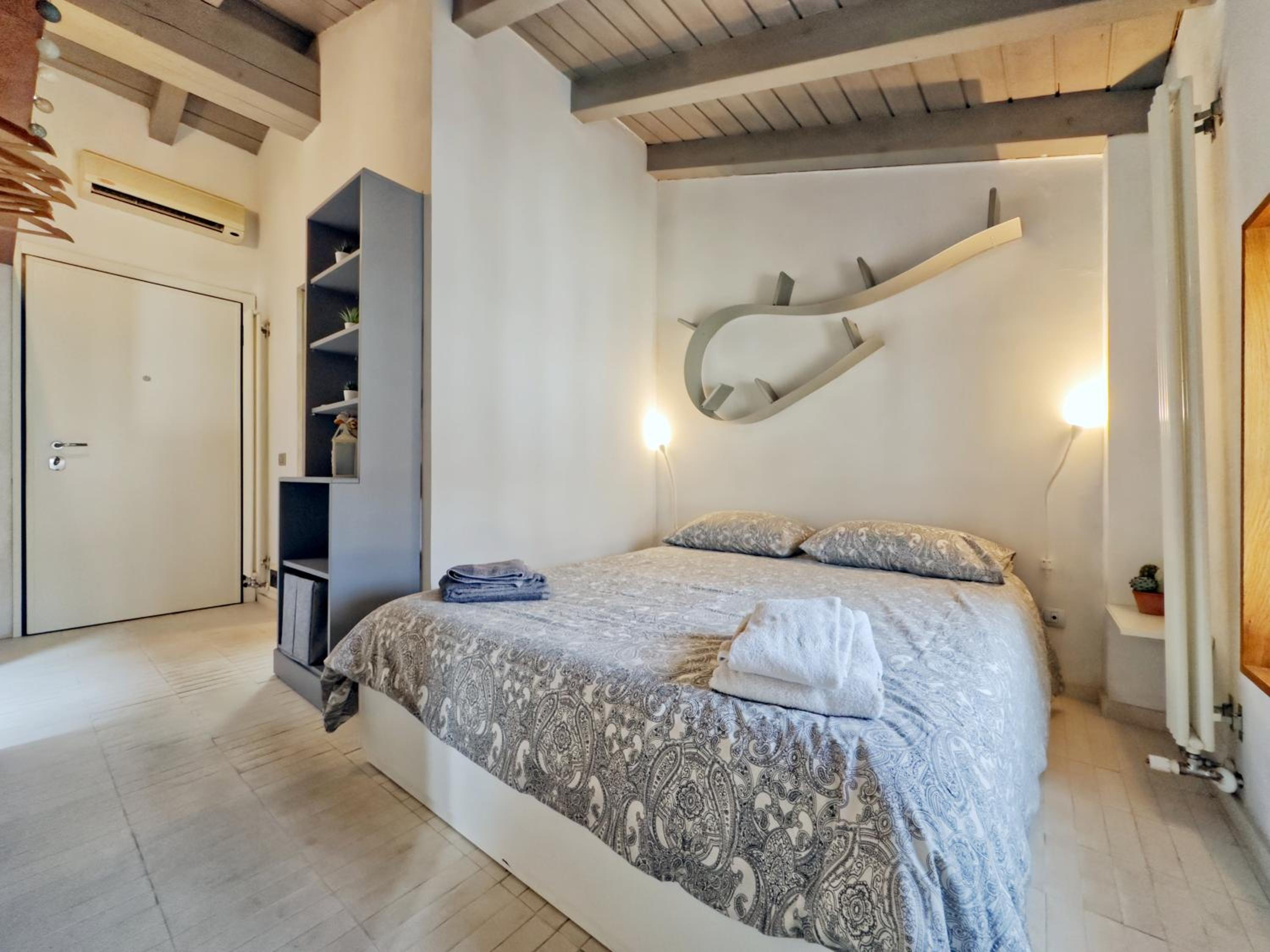 One-Bedroom Apartment photo 2