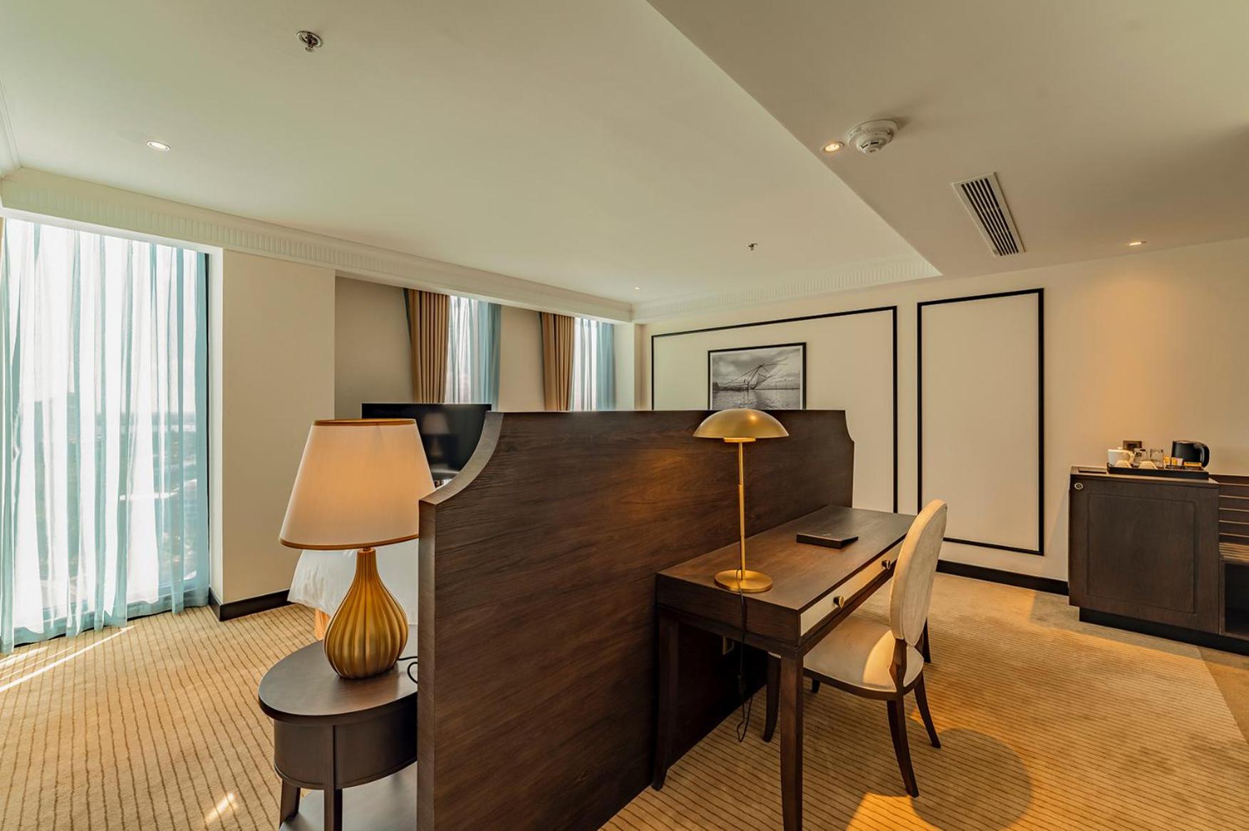 Premier Deluxe King Room - Photo 2