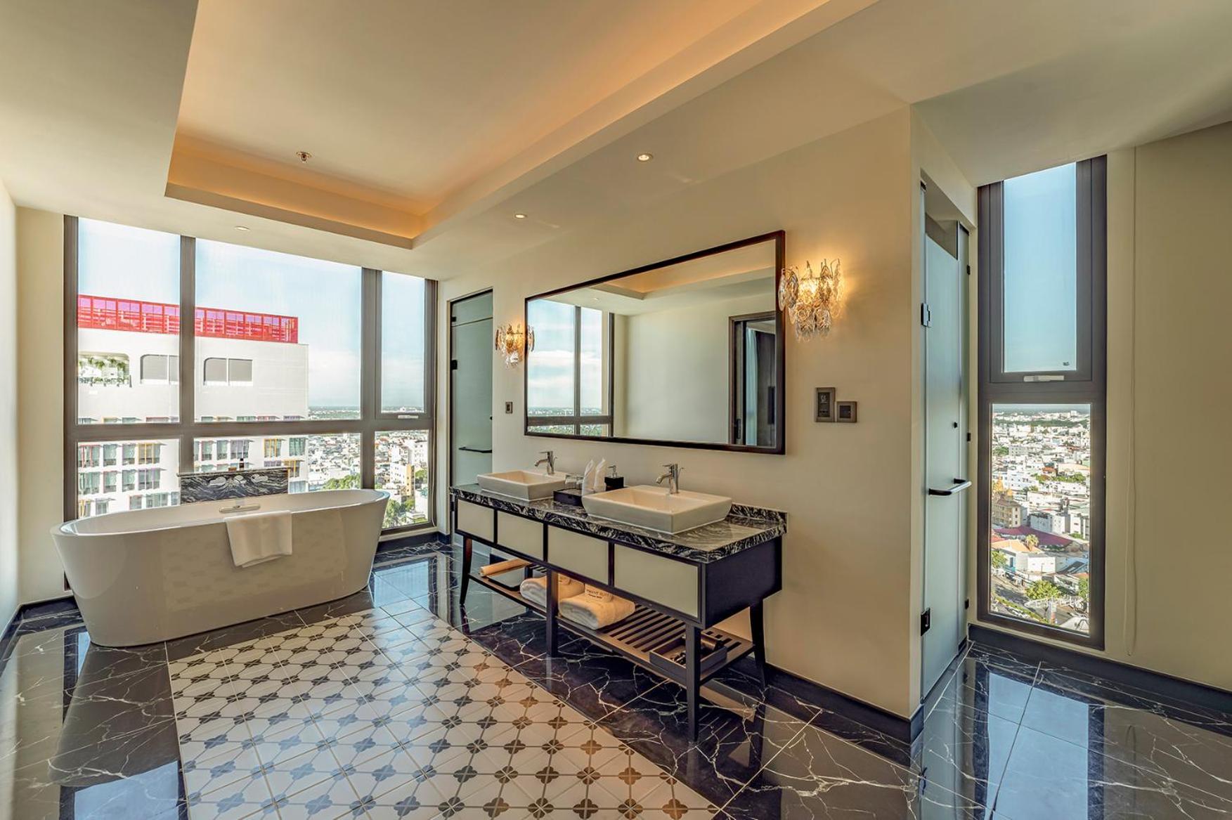 Executive Suite - Photo 4