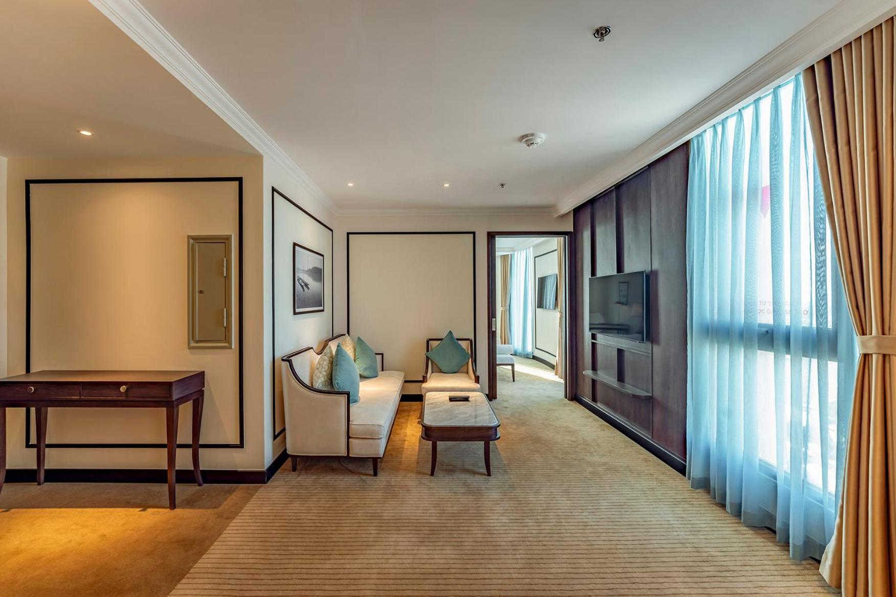 Executive Suite - Photo 2