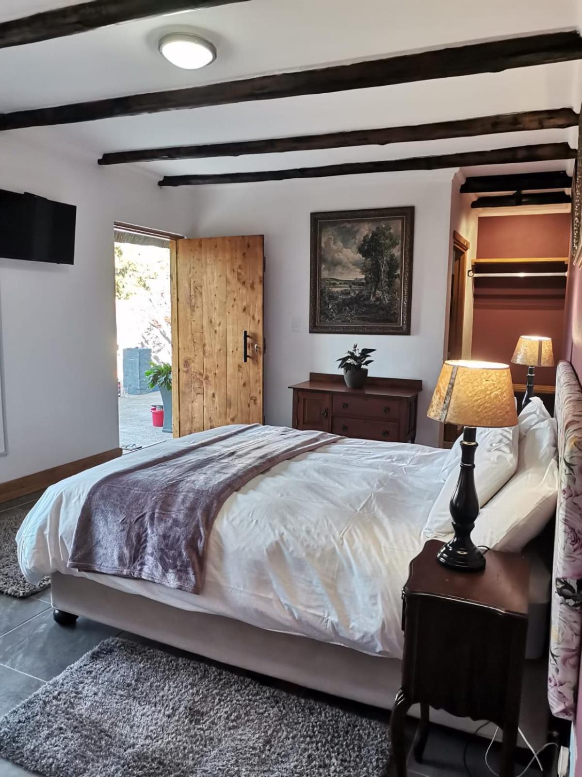 Deluxe Queen Suite photo 2