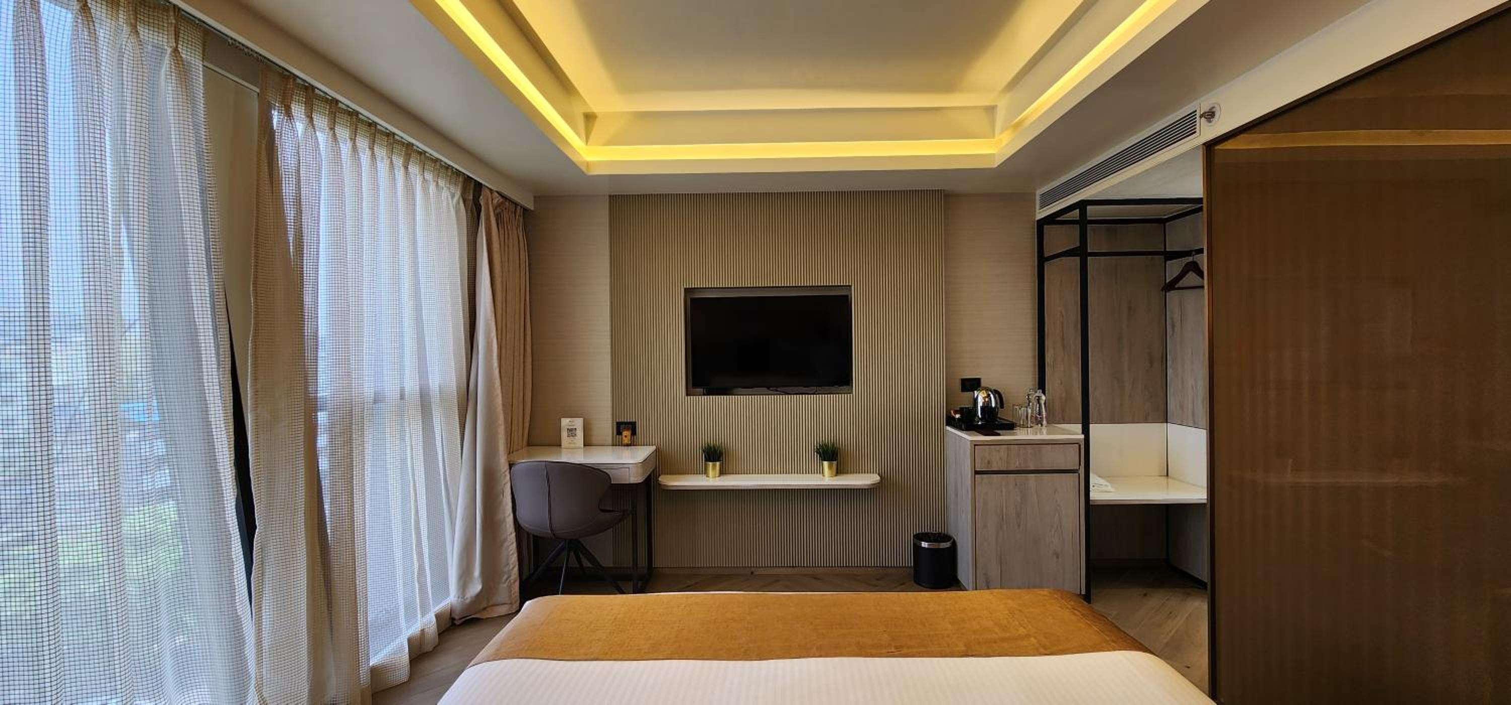 Premium King Room with Smart Tv - Photo 4