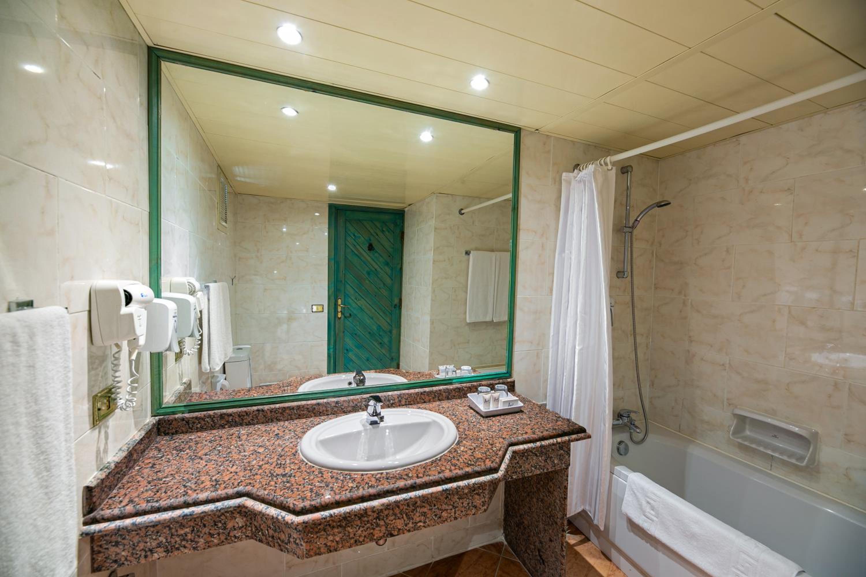 Standard Double Room With Extra Bed Pool View photo 3