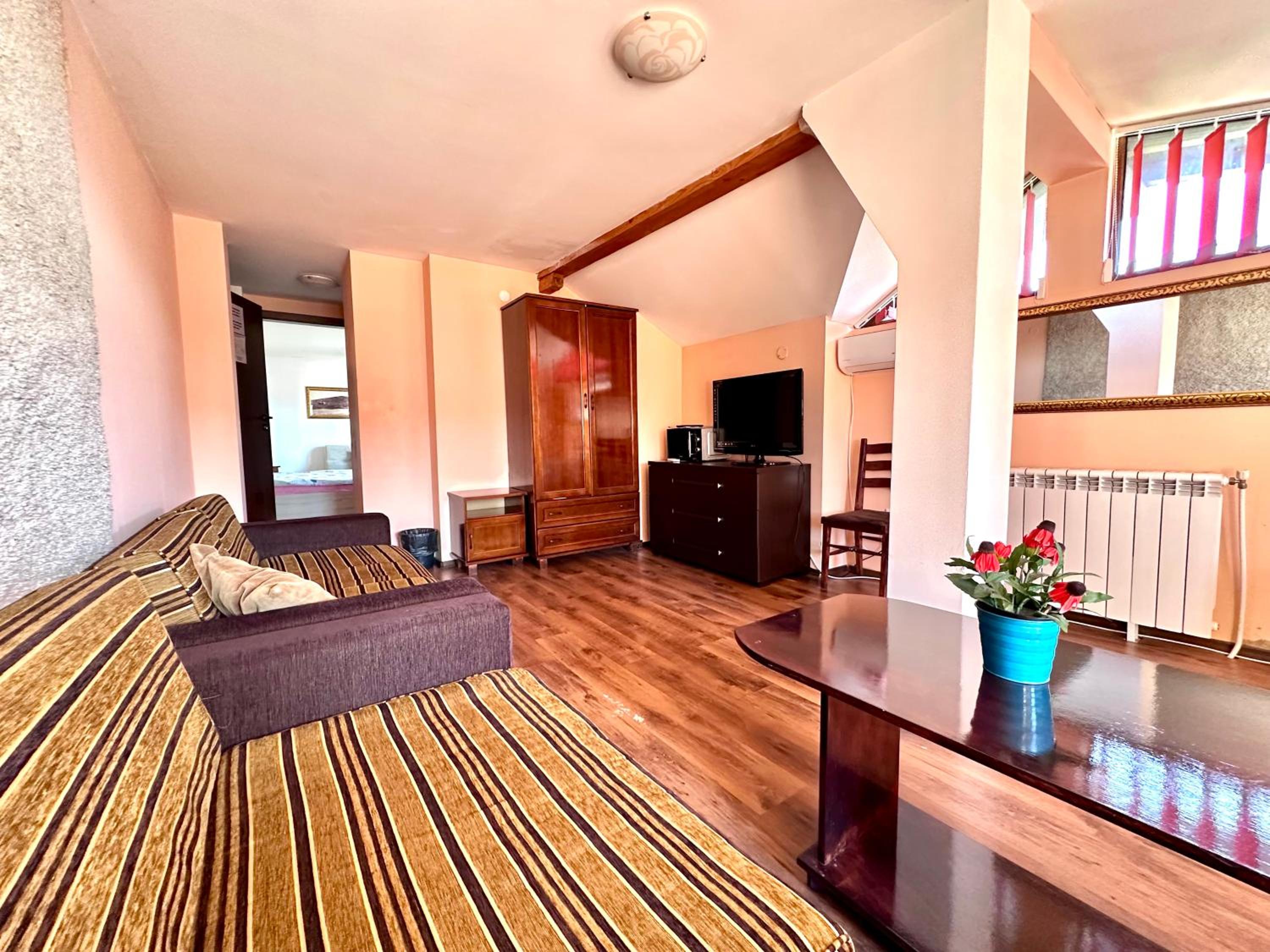One-Bedroom Apartment photo 2