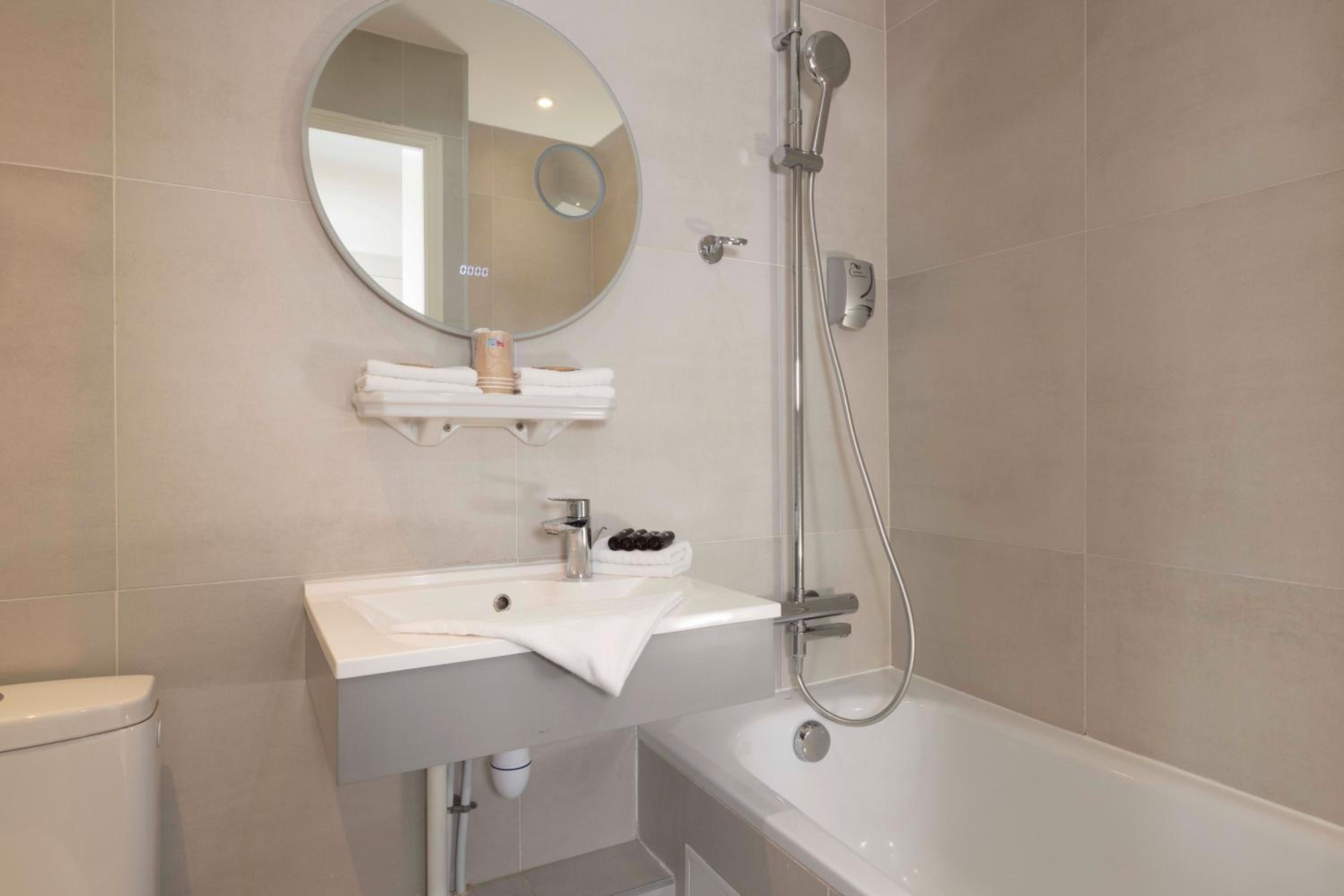 Triple Room with Tour Eiffel View  photo 3