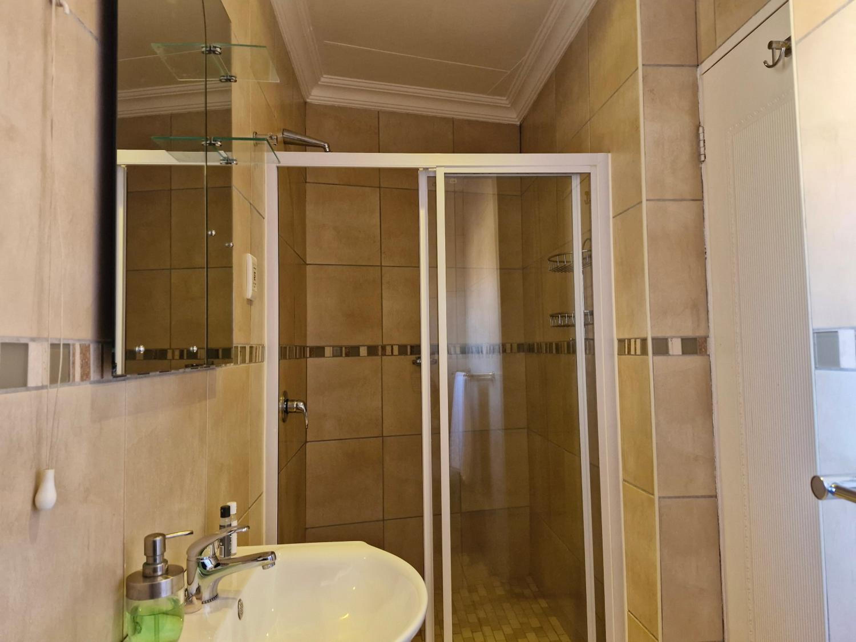 Queen Room with Garden View - Photo 4