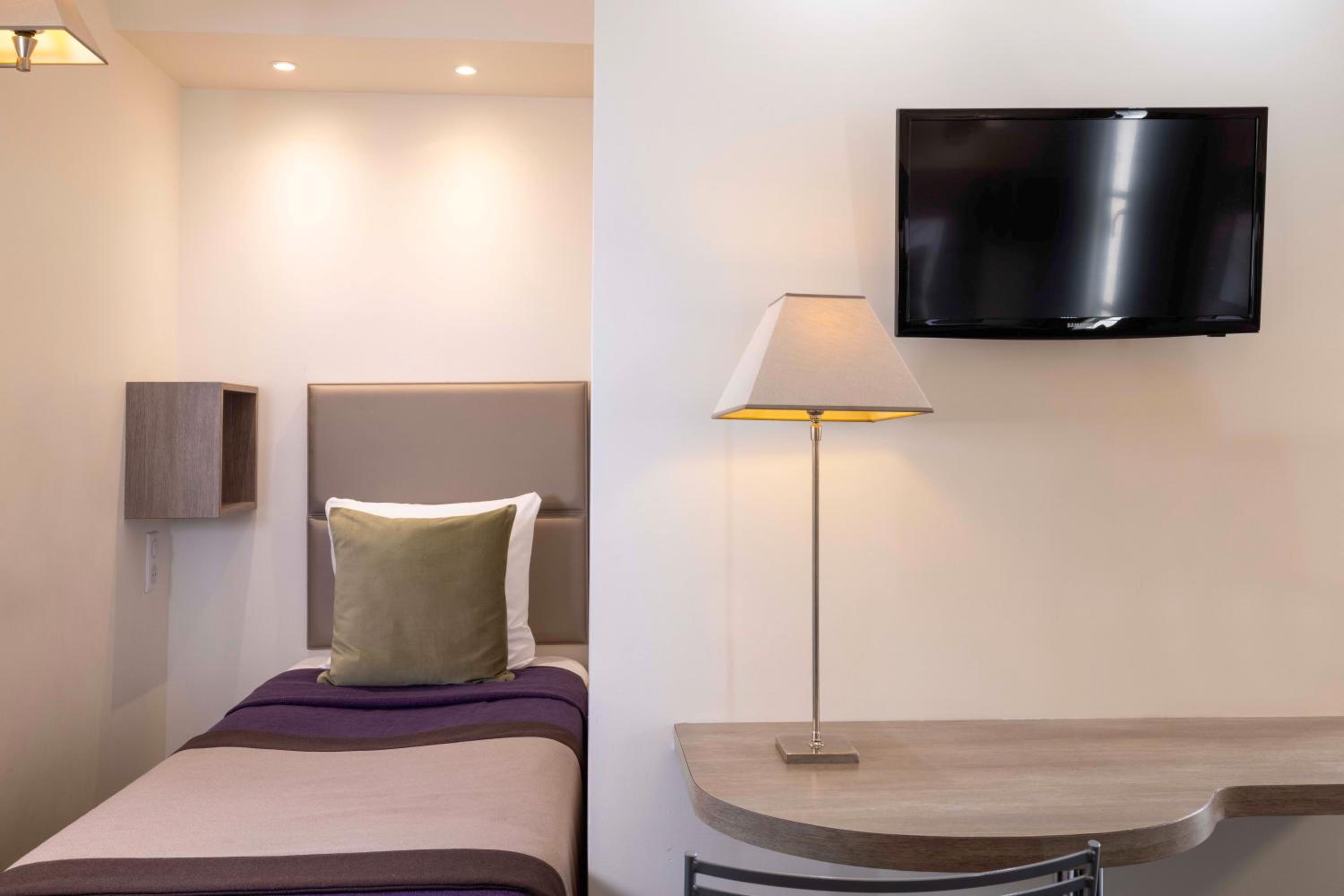 Quadruple Room with Tour Eiffel view photo 3