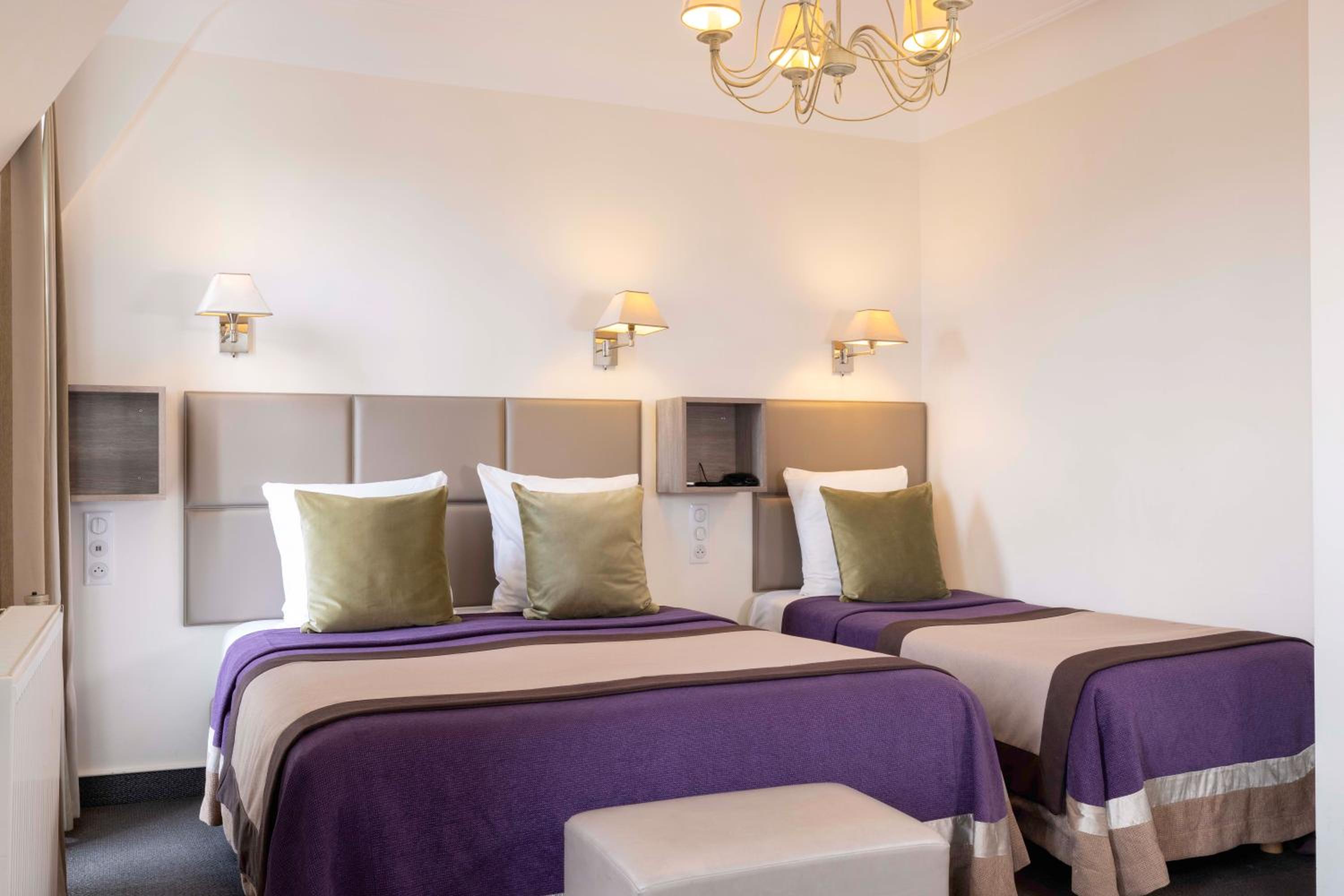 Quadruple Room with Tour Eiffel view photo 2