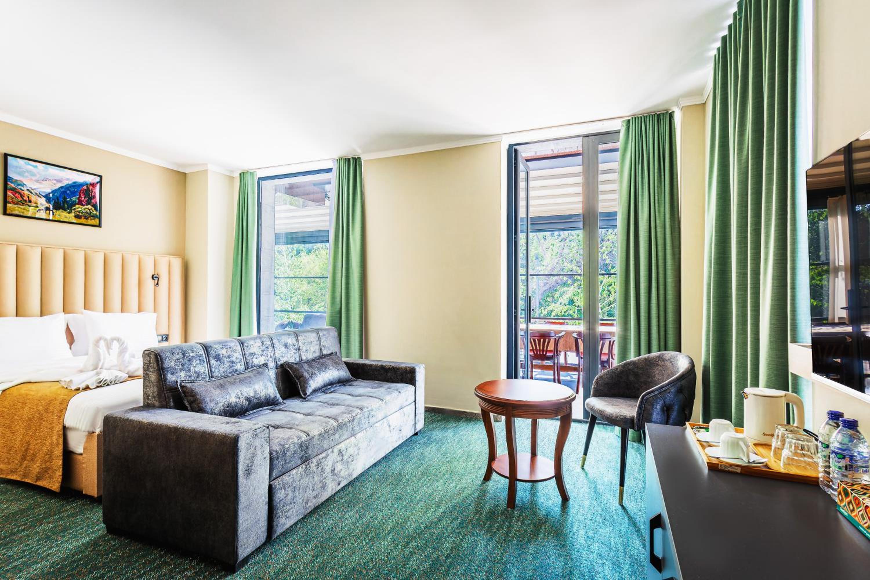 Suite with Lake View