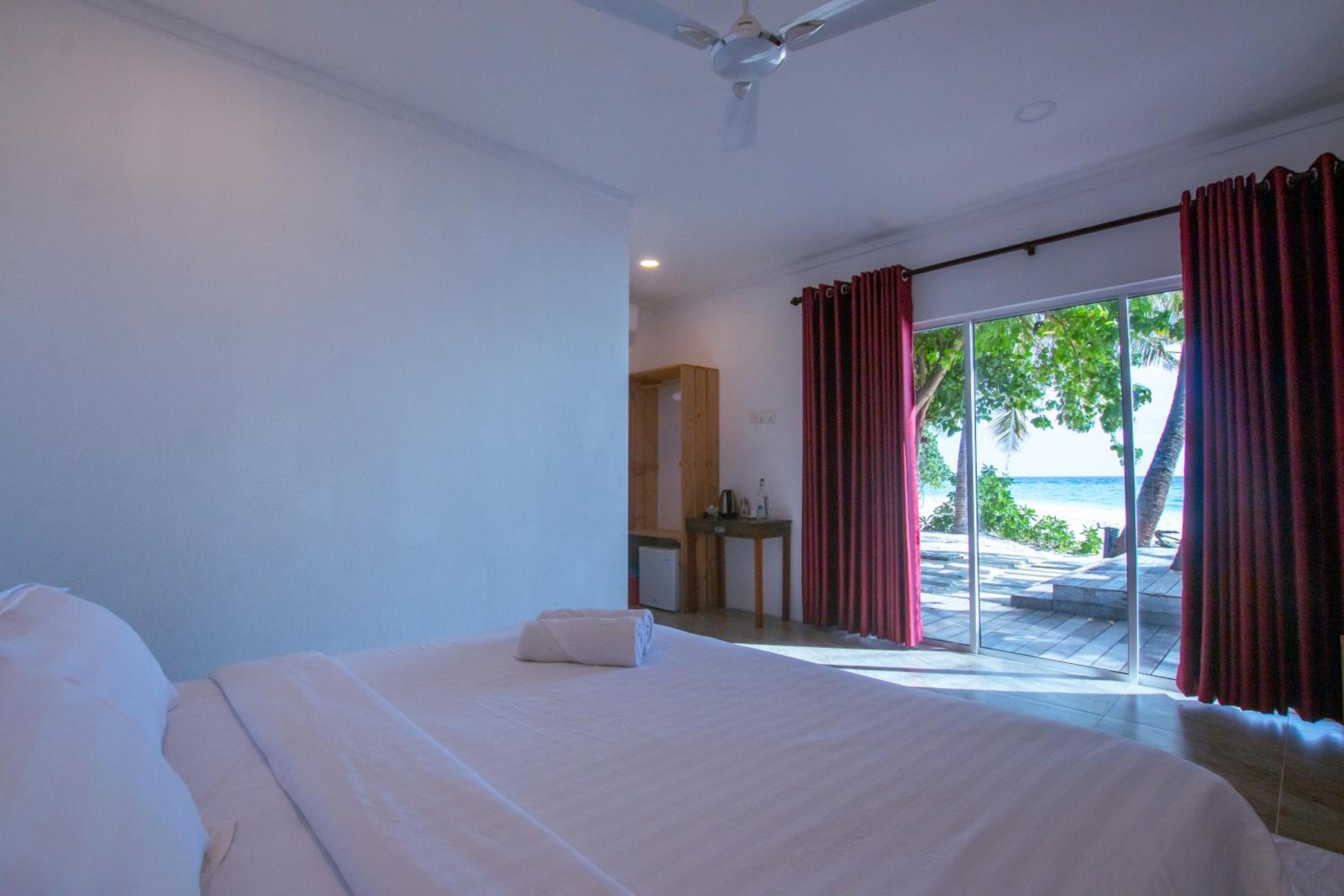 Deluxe Double or Twin Room with Sea View photo 3
