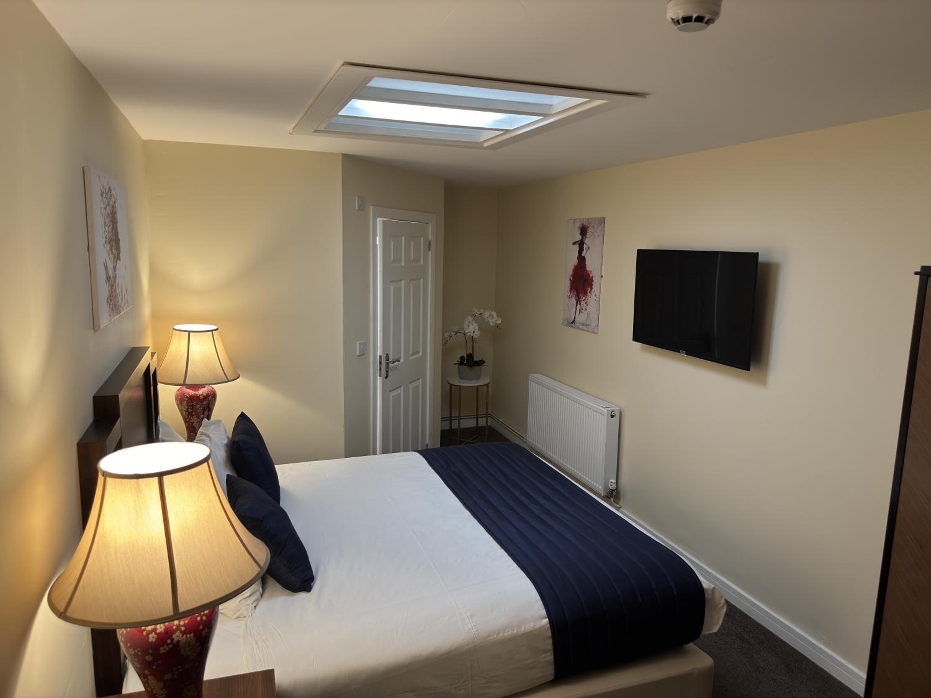 Small Double Room no window - Photo 2