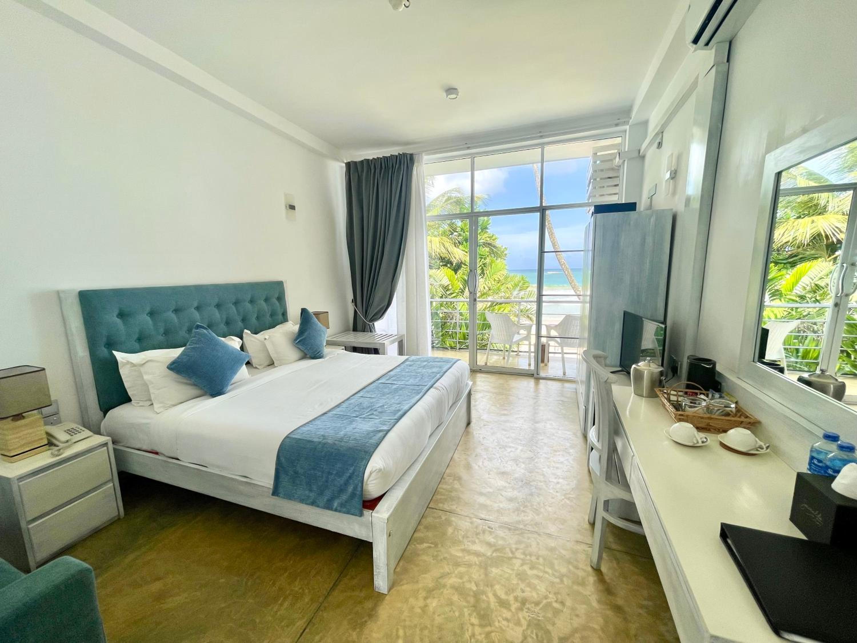 Deluxe Double Room With Balcony And Sea View - Photo 3