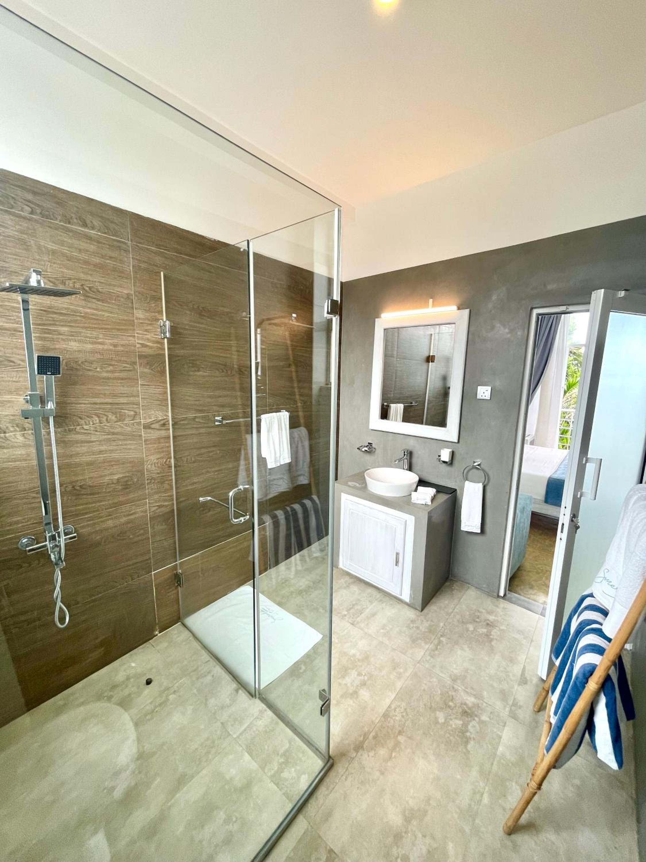 Deluxe Double Room With Balcony And Sea View - Photo 4