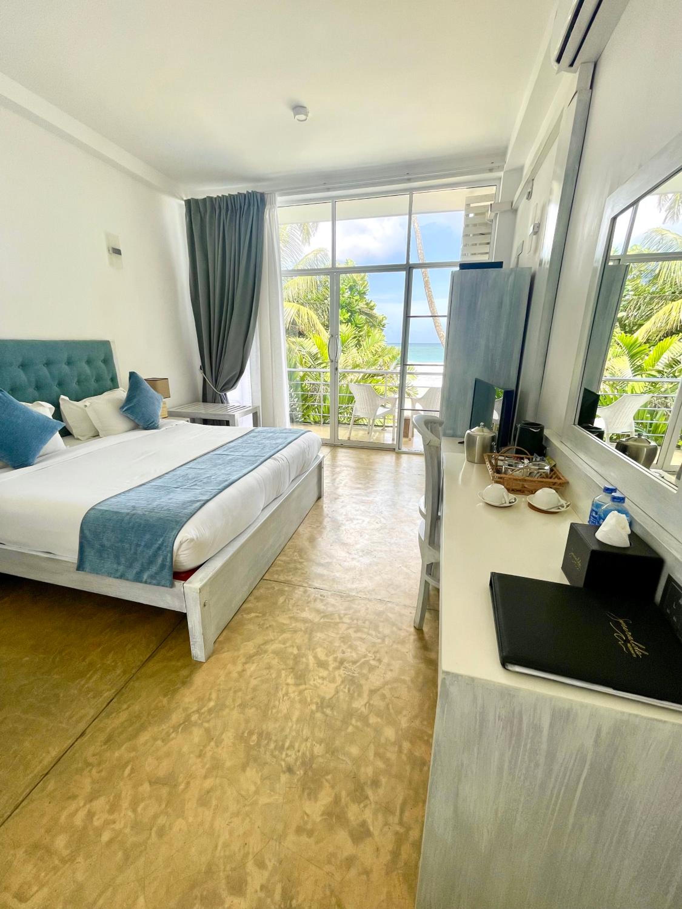 Deluxe Double Room With Balcony And Sea View - Photo 5