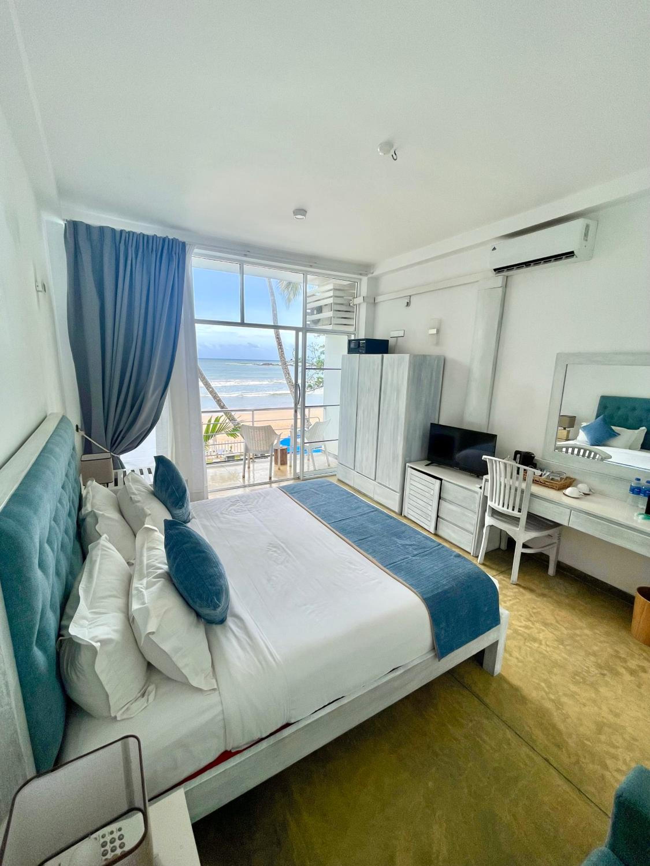 Deluxe Double Room With Balcony And Sea View - Photo 6