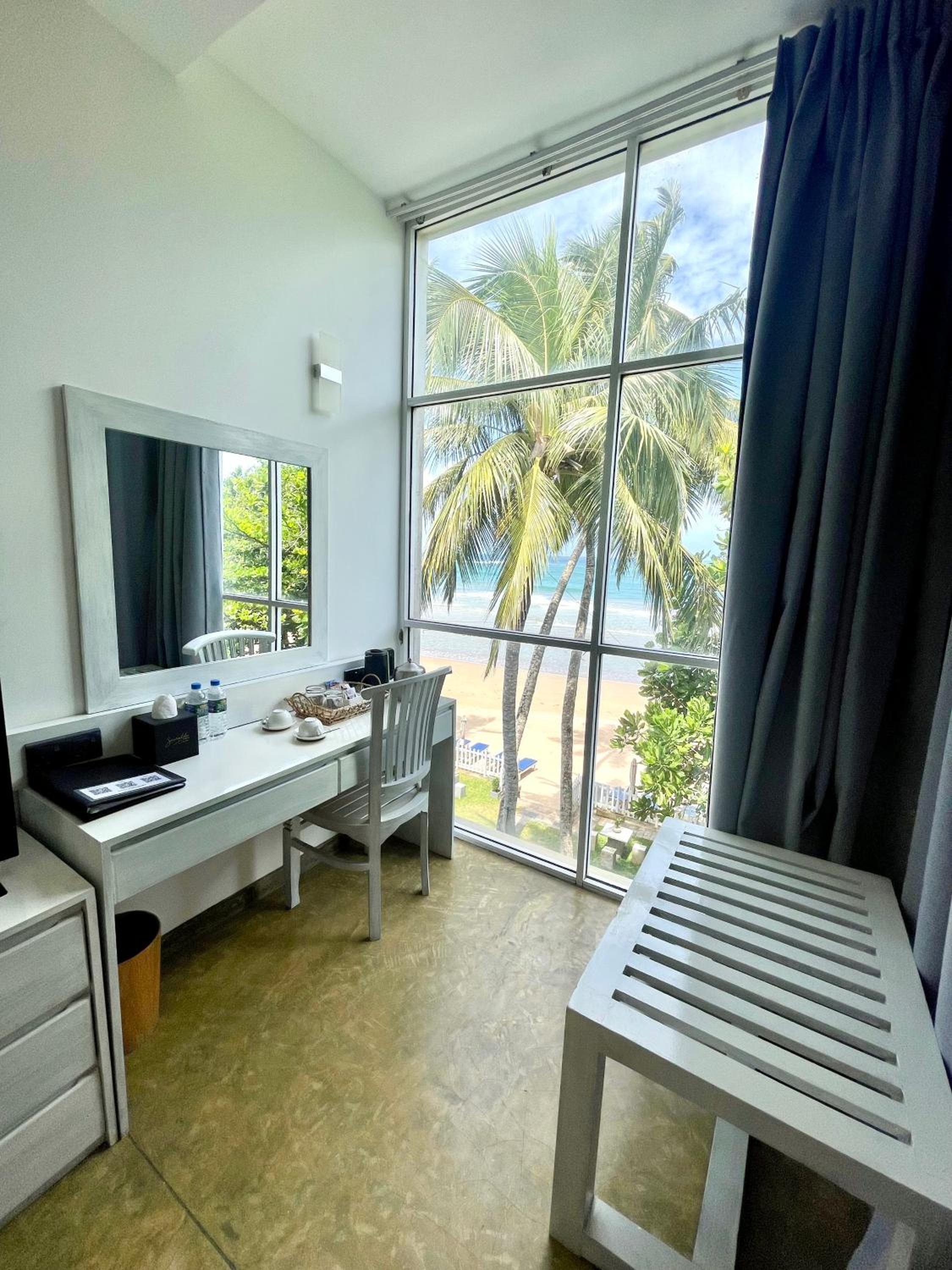 Deluxe Double Room With Balcony And Sea View - Photo 9