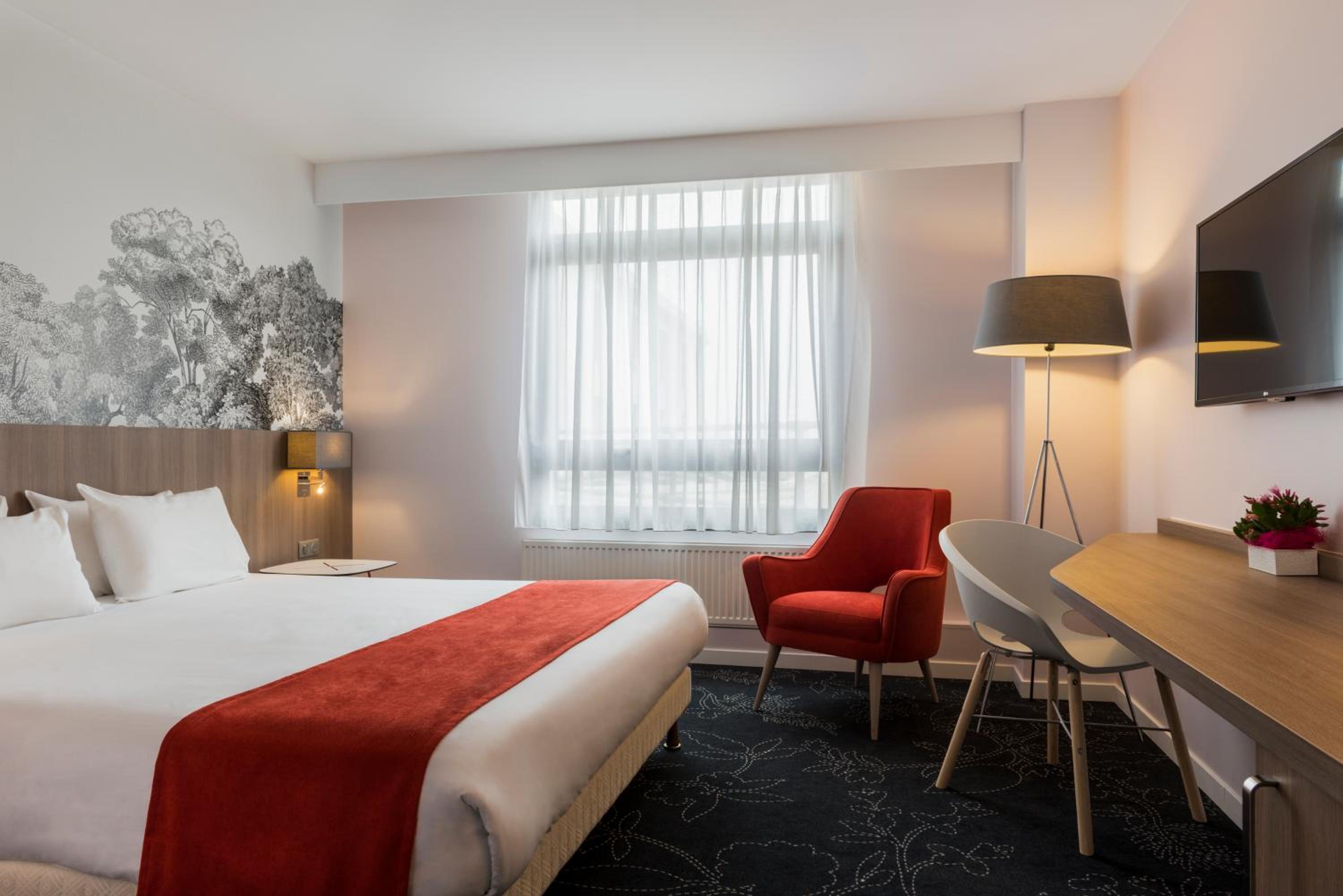Standard King Room with Garden View - Mid Floor photo 1
