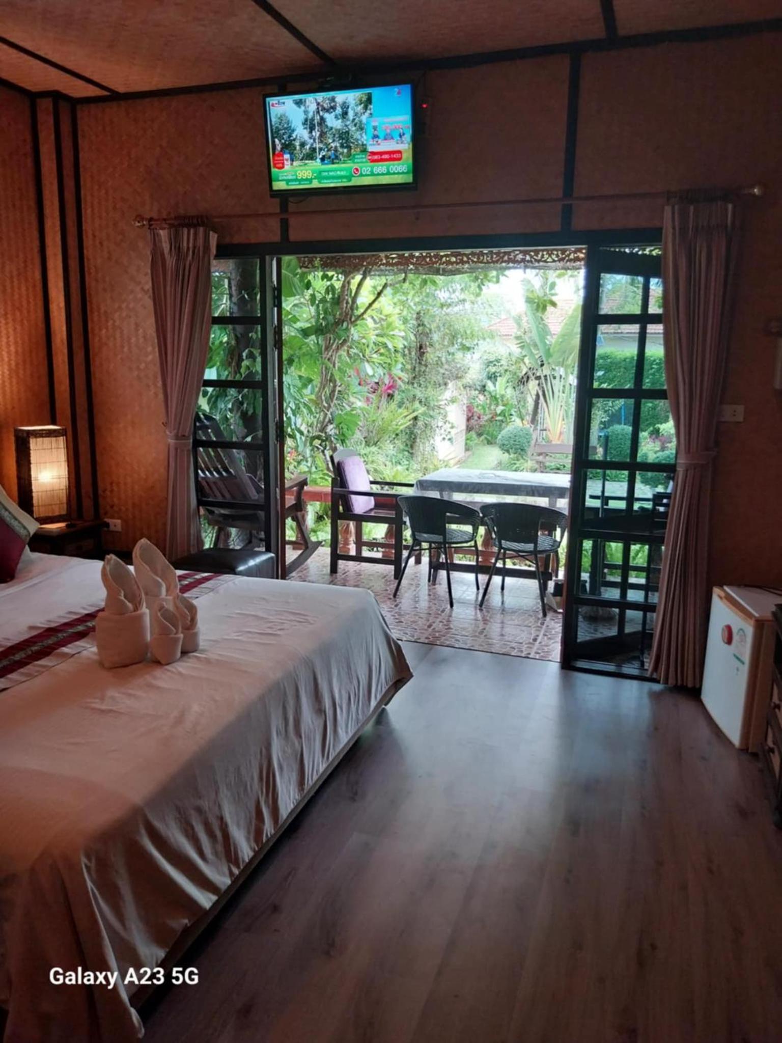 Family Bungalow - Photo 2