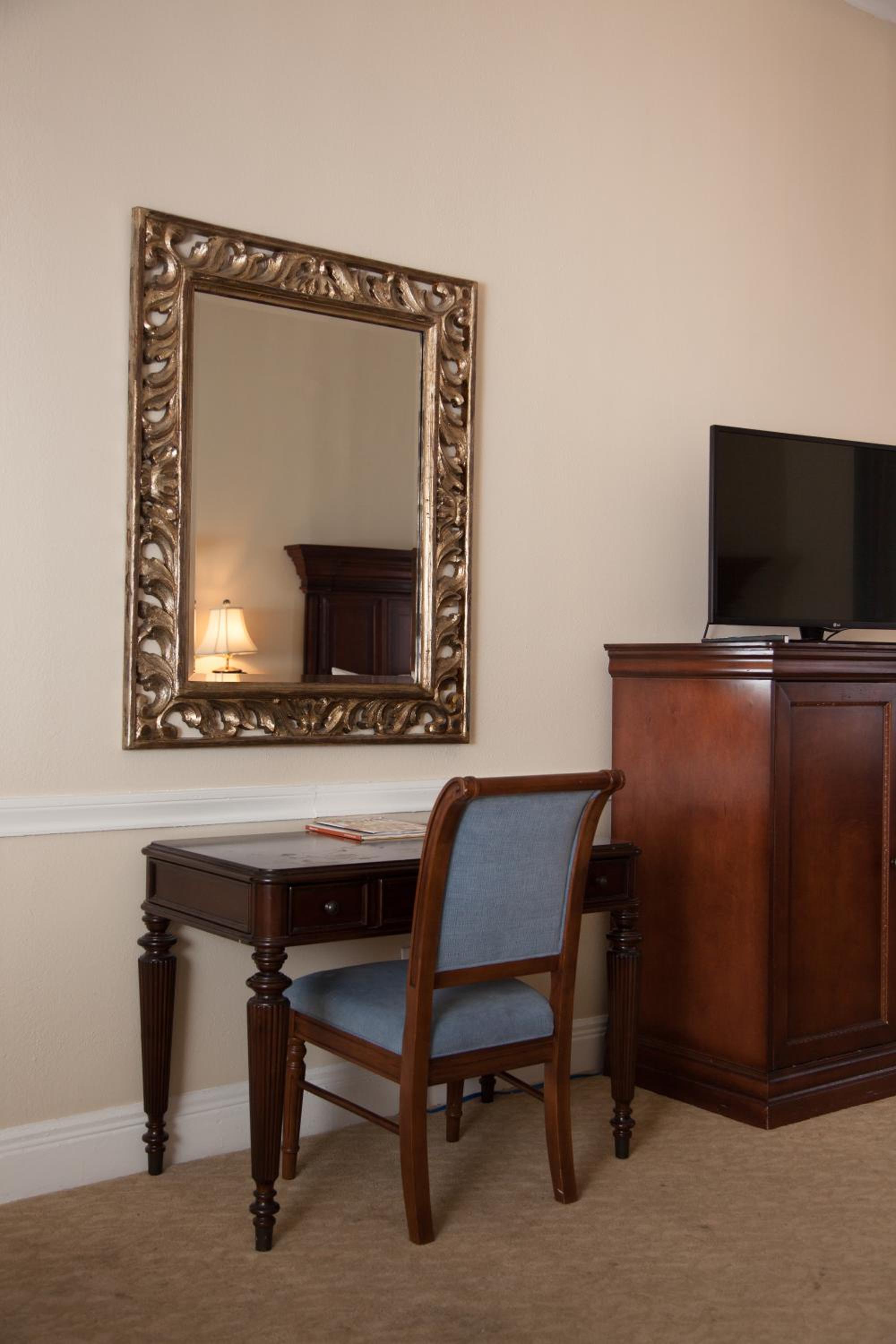 Suite with Two Queen Beds photo 3