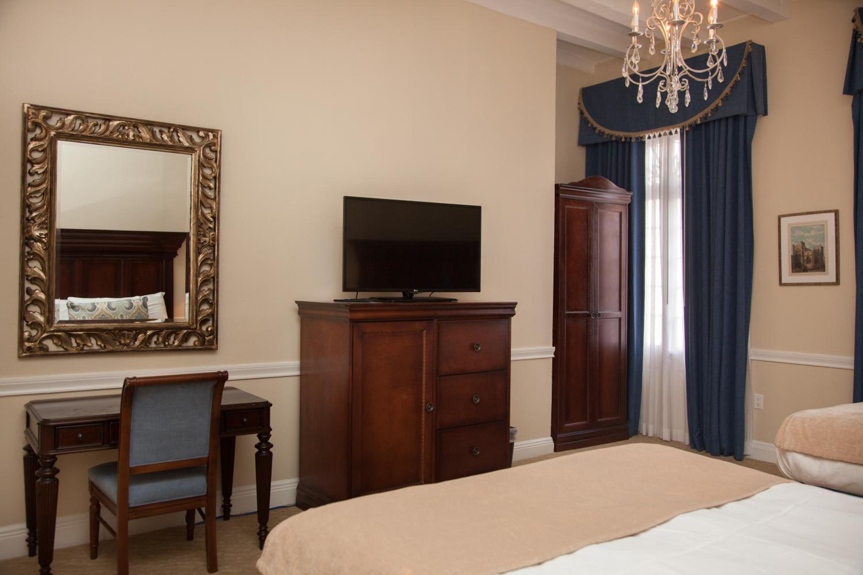 Suite with Two Queen Beds photo 2