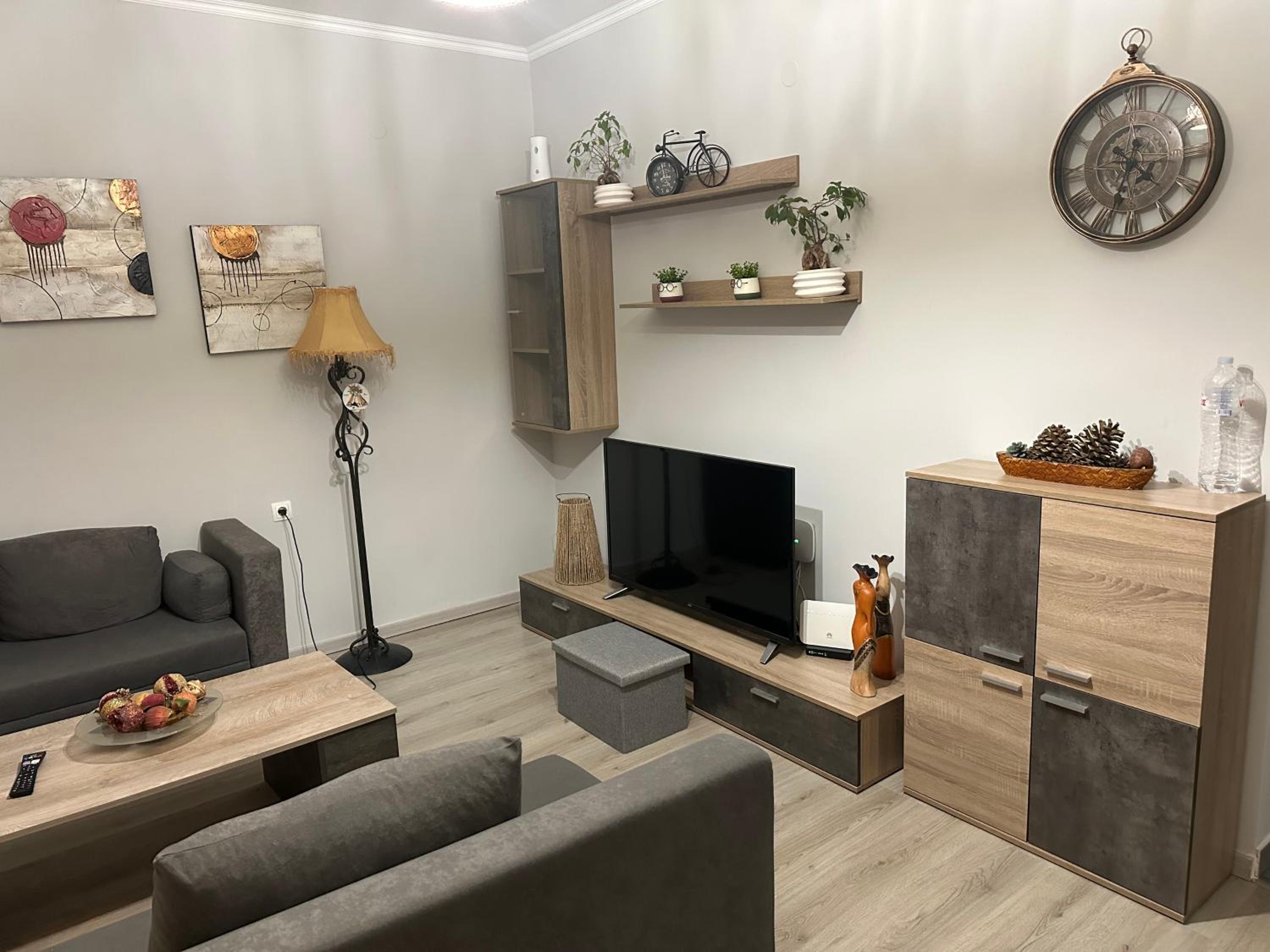 One-Bedroom Apartment photo 1