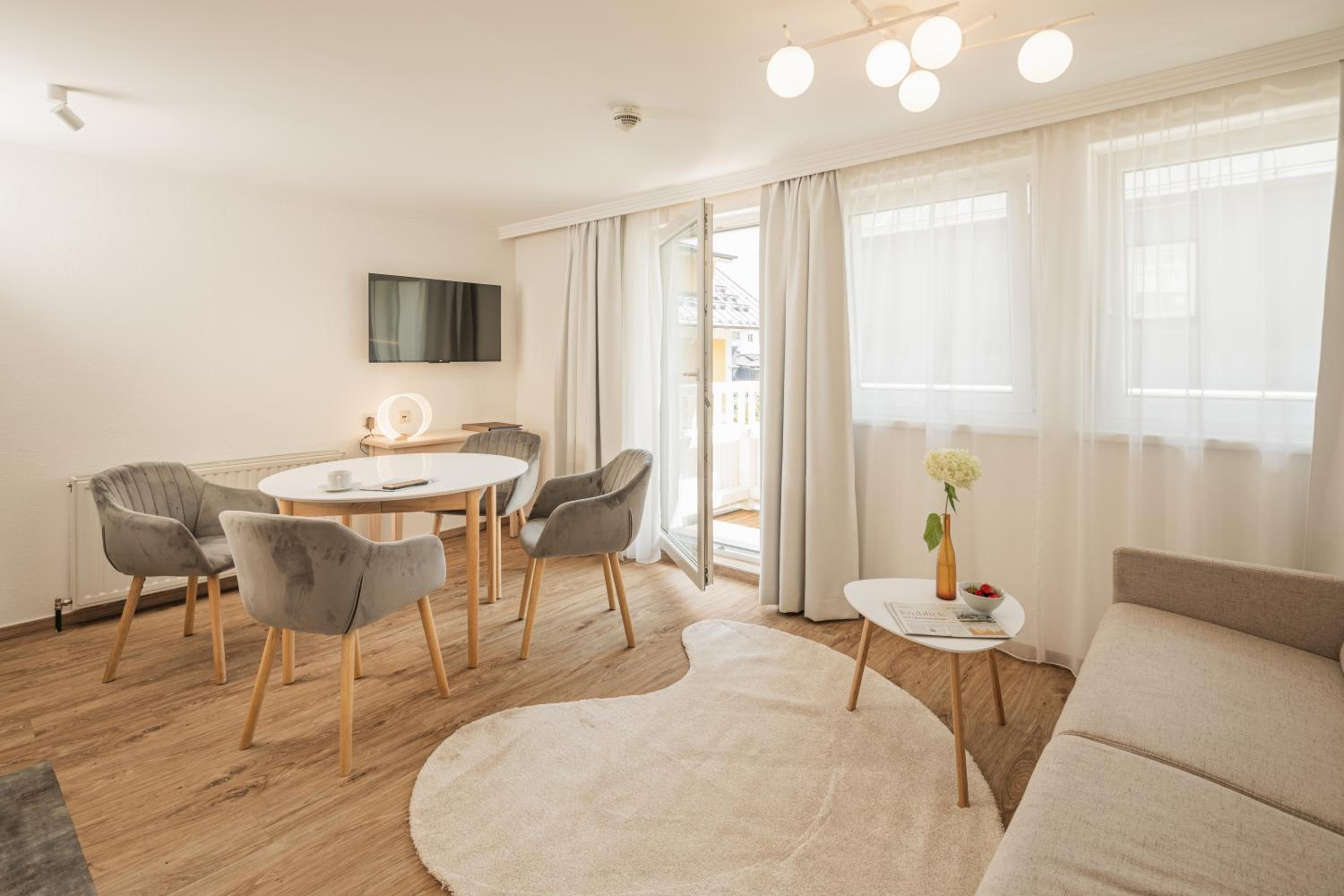Apartment with Balcony and Electric Fireplace photo 2