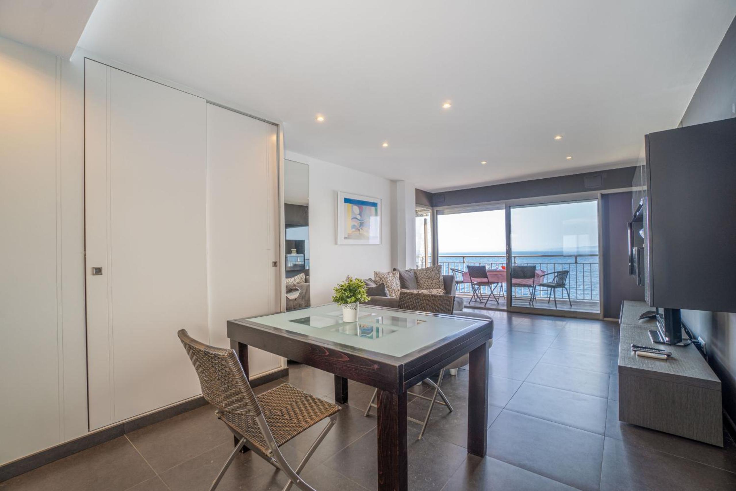 Apartamento de dos habitaciones con terraza y vista al mar