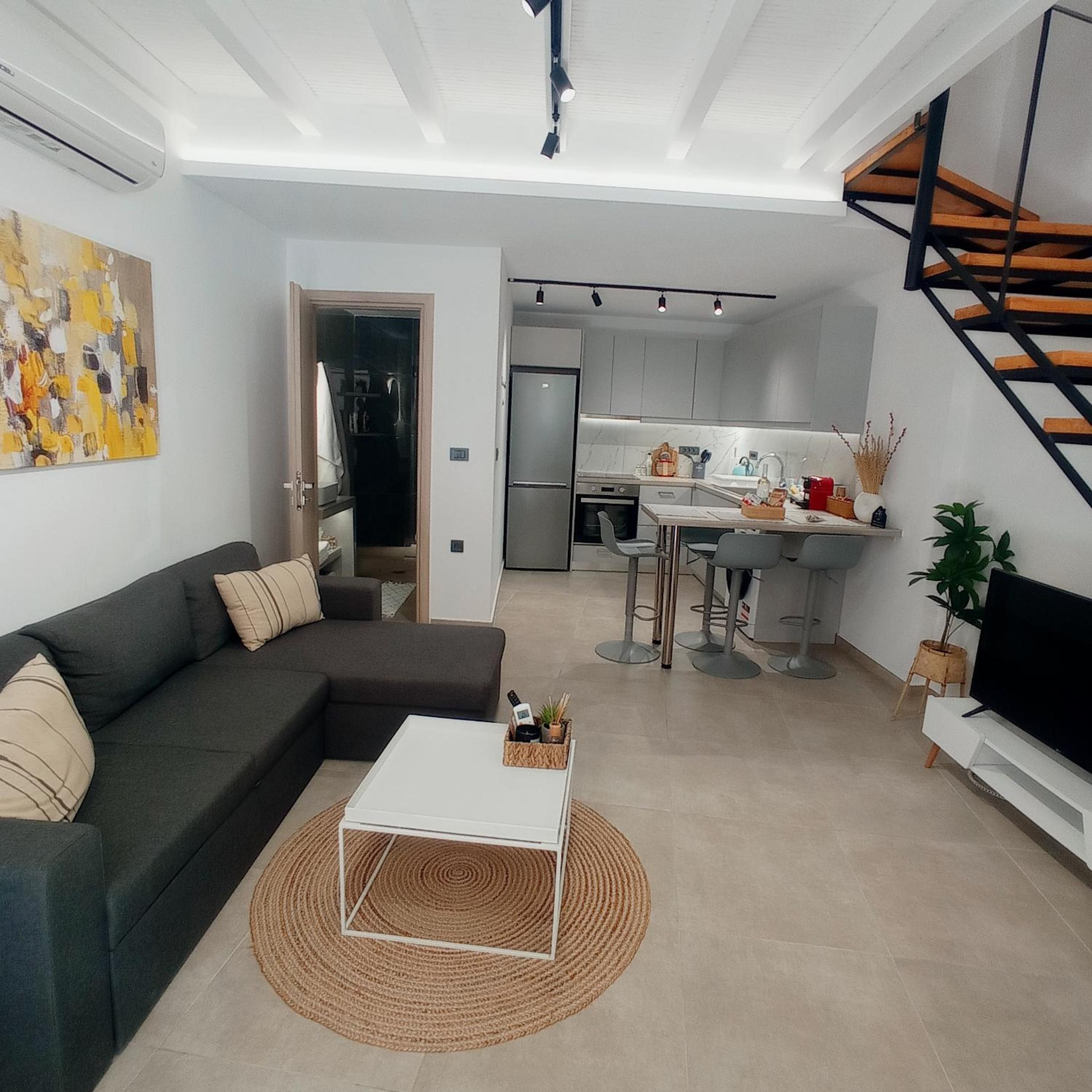One-Bedroom Apartment photo 1