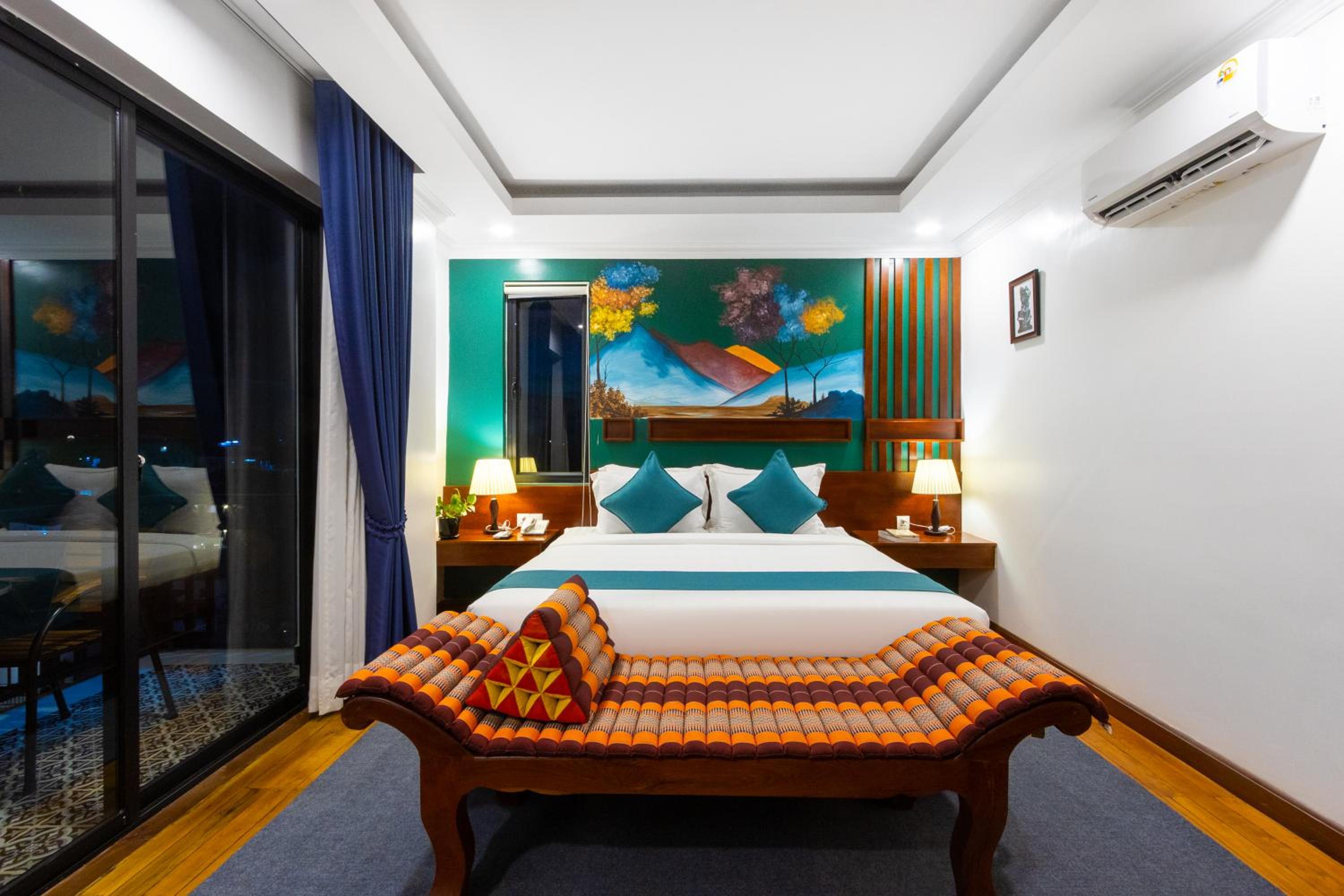 Junior Suite with Balcony City View - Free Pick Up at Bus station photo 3