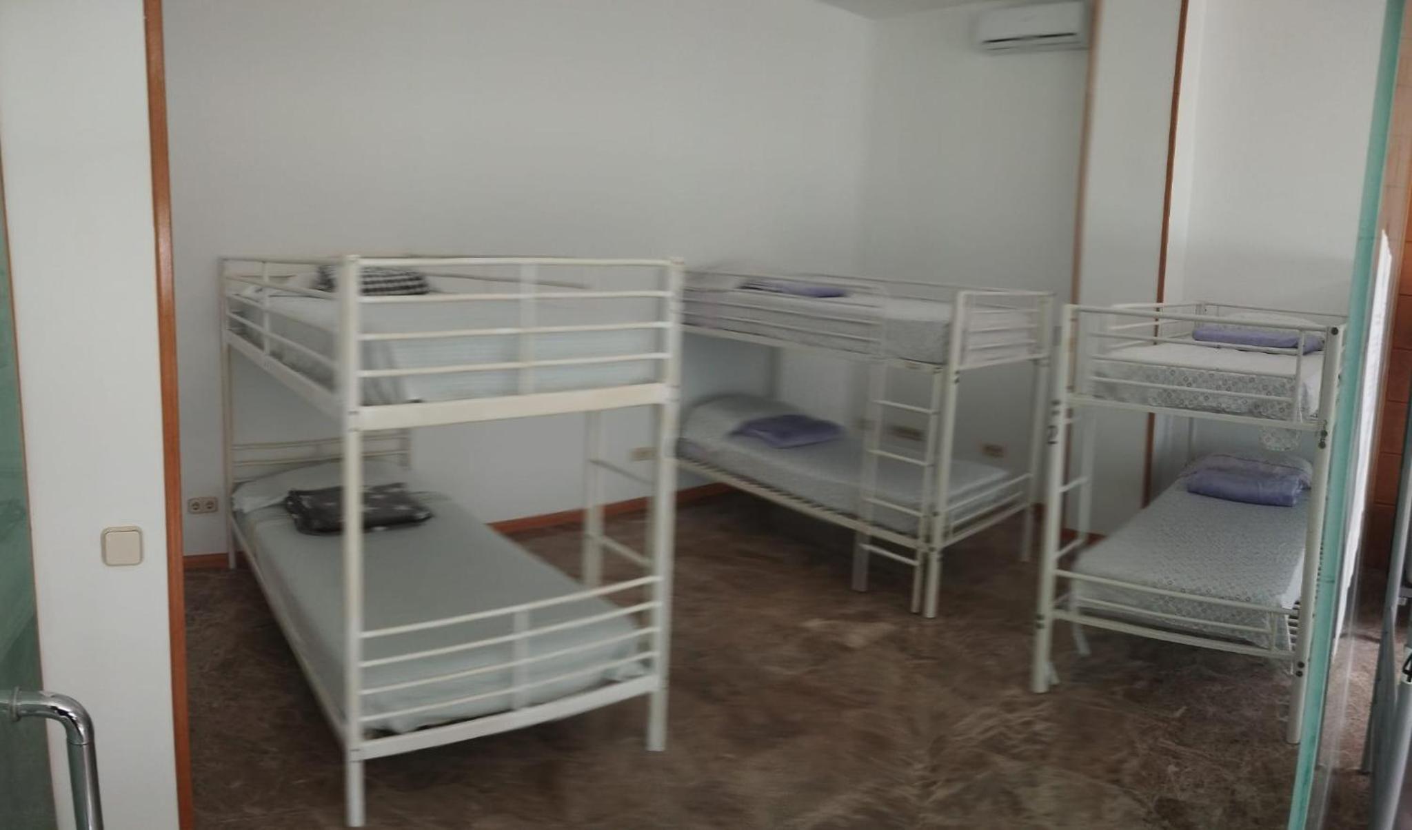 Cama individual en habitación compartida mixta