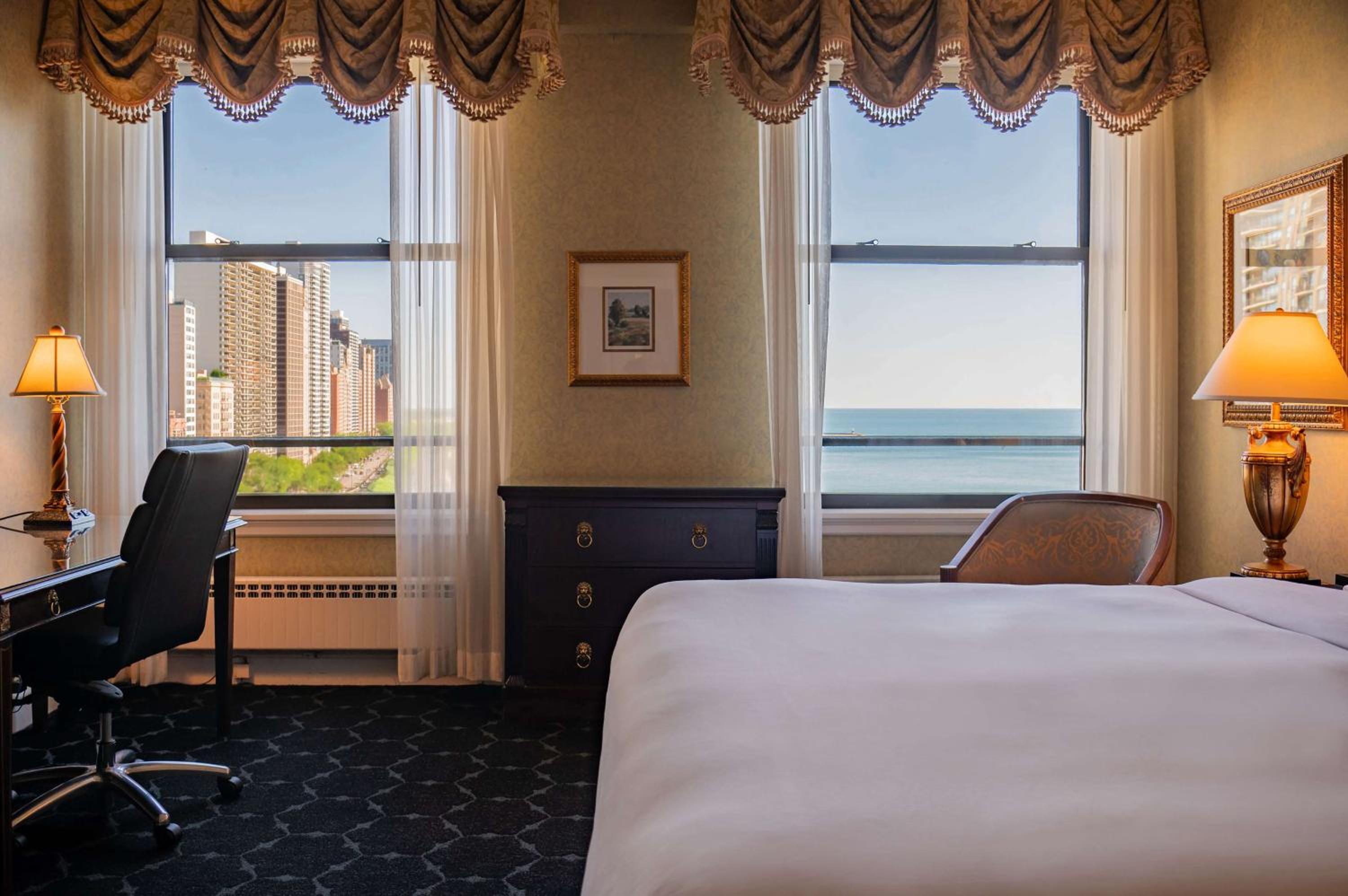 King Room with Lake View - Photo 8