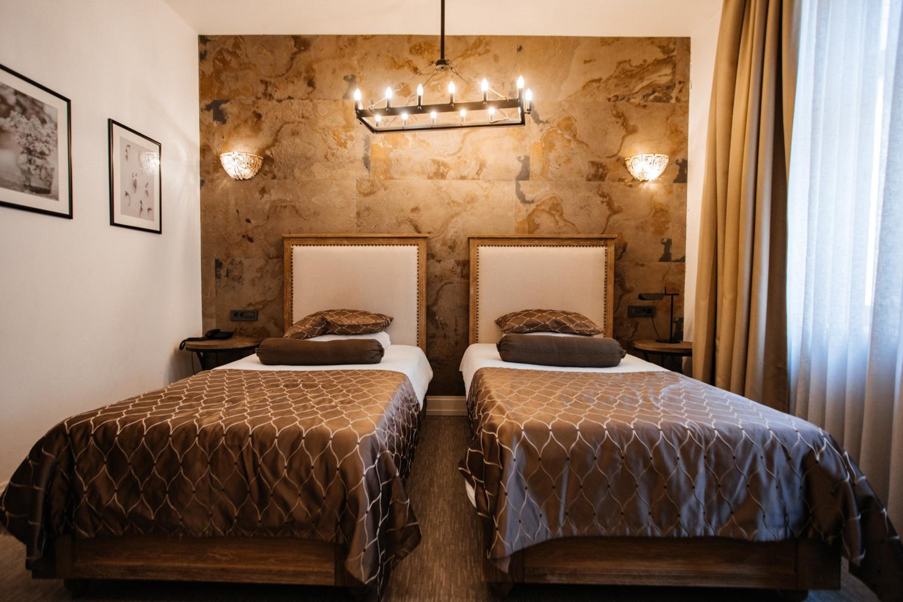 Standard Twin Room - Photo 1