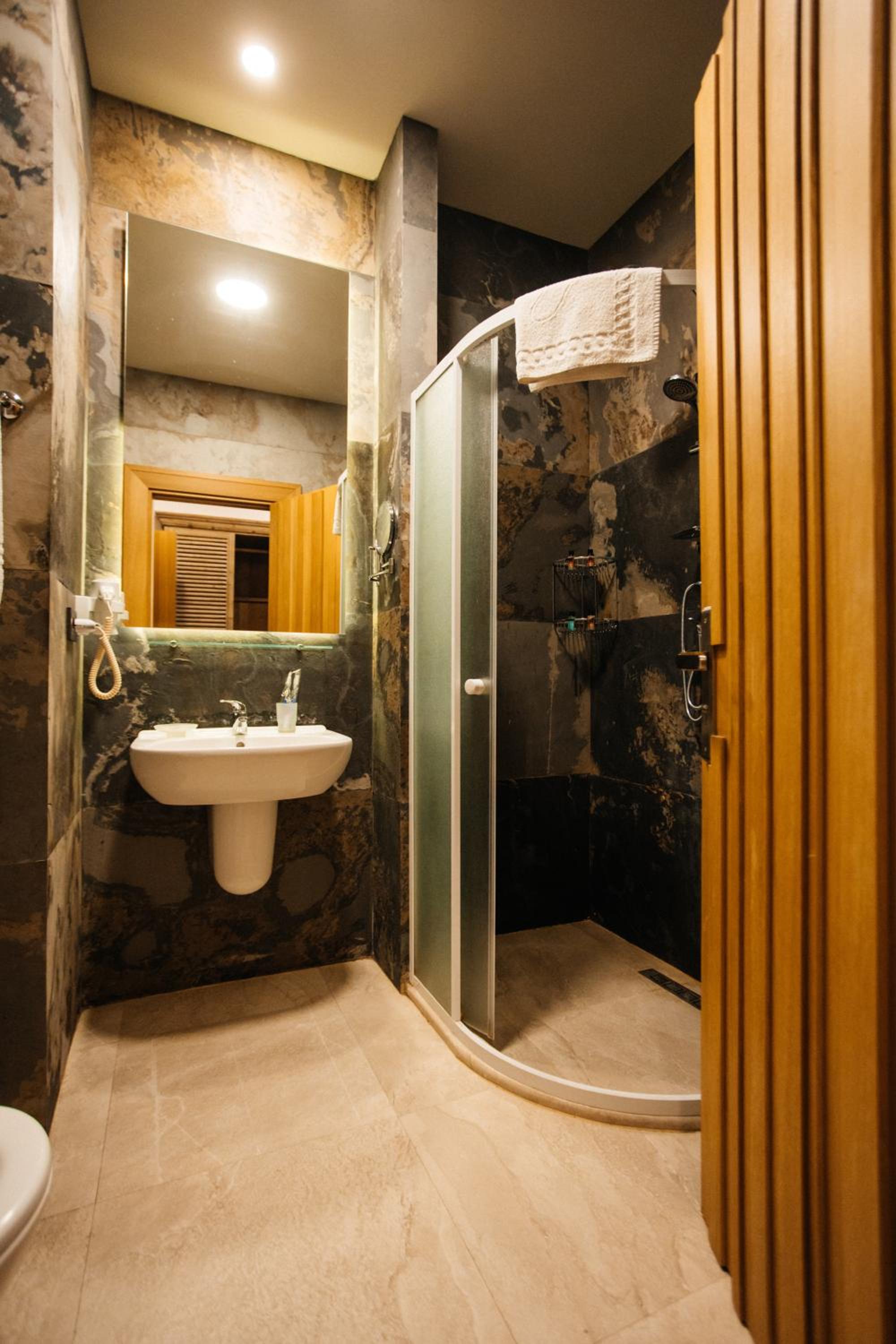 Standard Twin Room - Photo 2