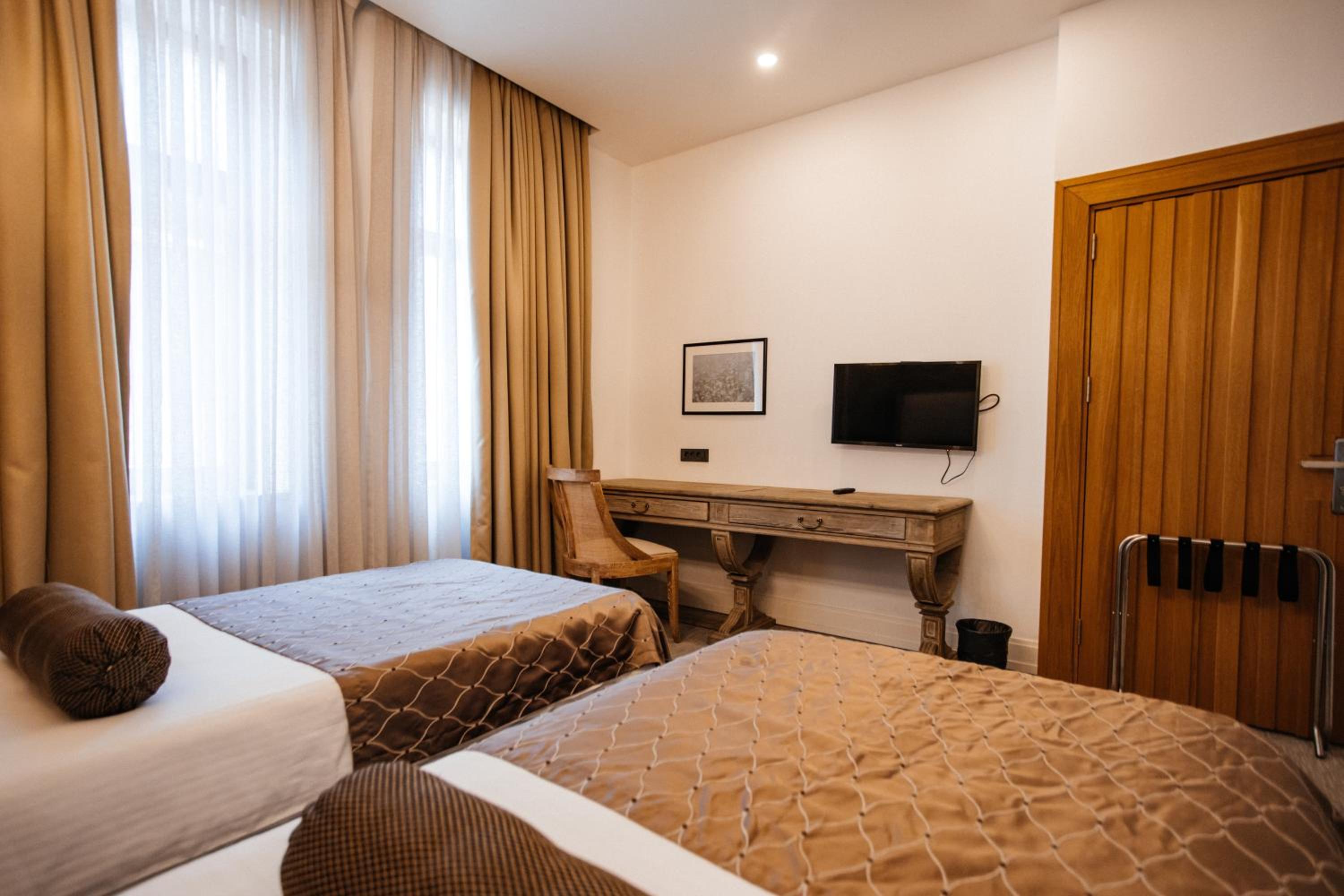 Standard Twin Room - Photo 7