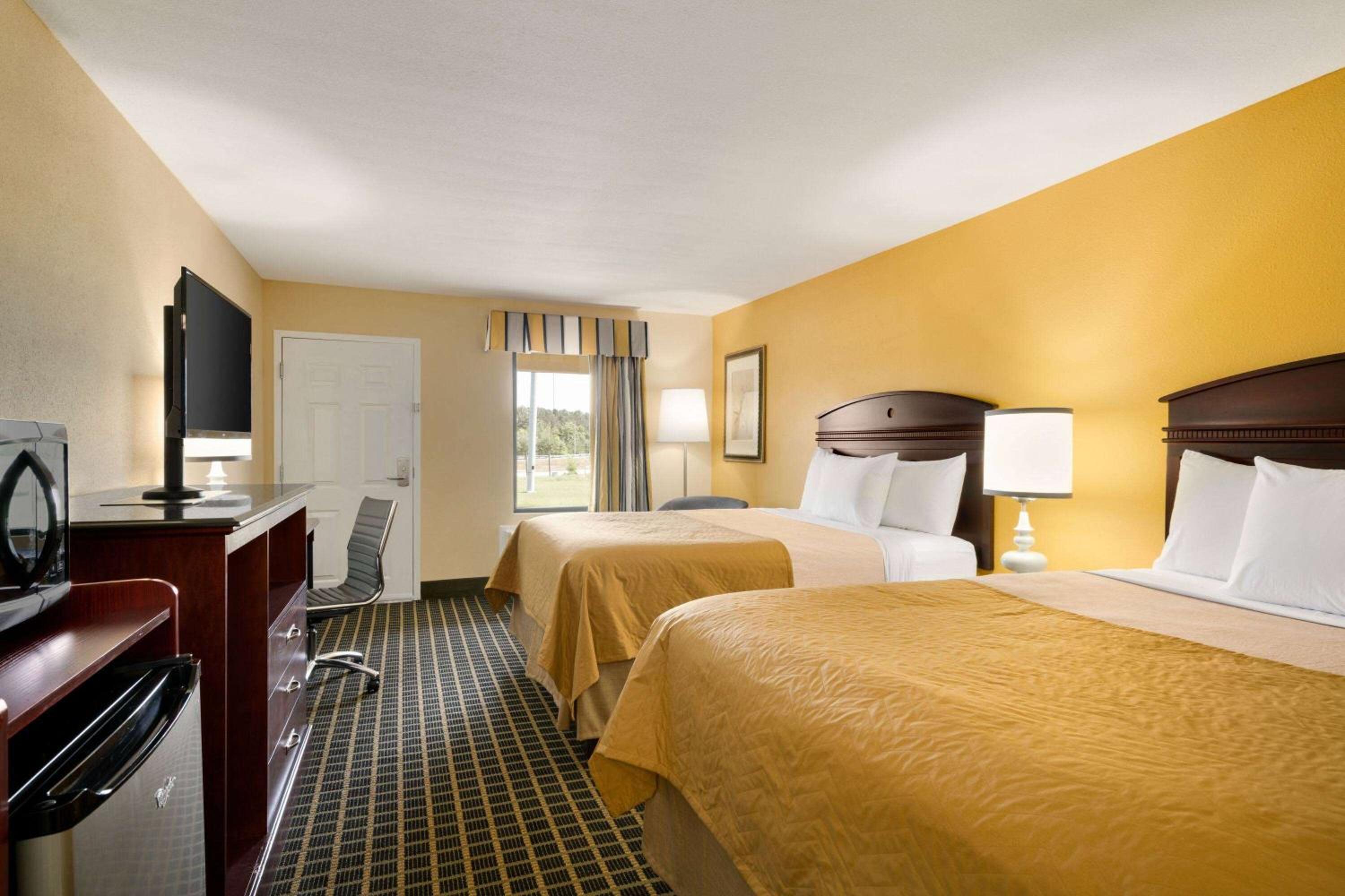 Queen Room With Two Queen Beds - Non-Smoking photo 1