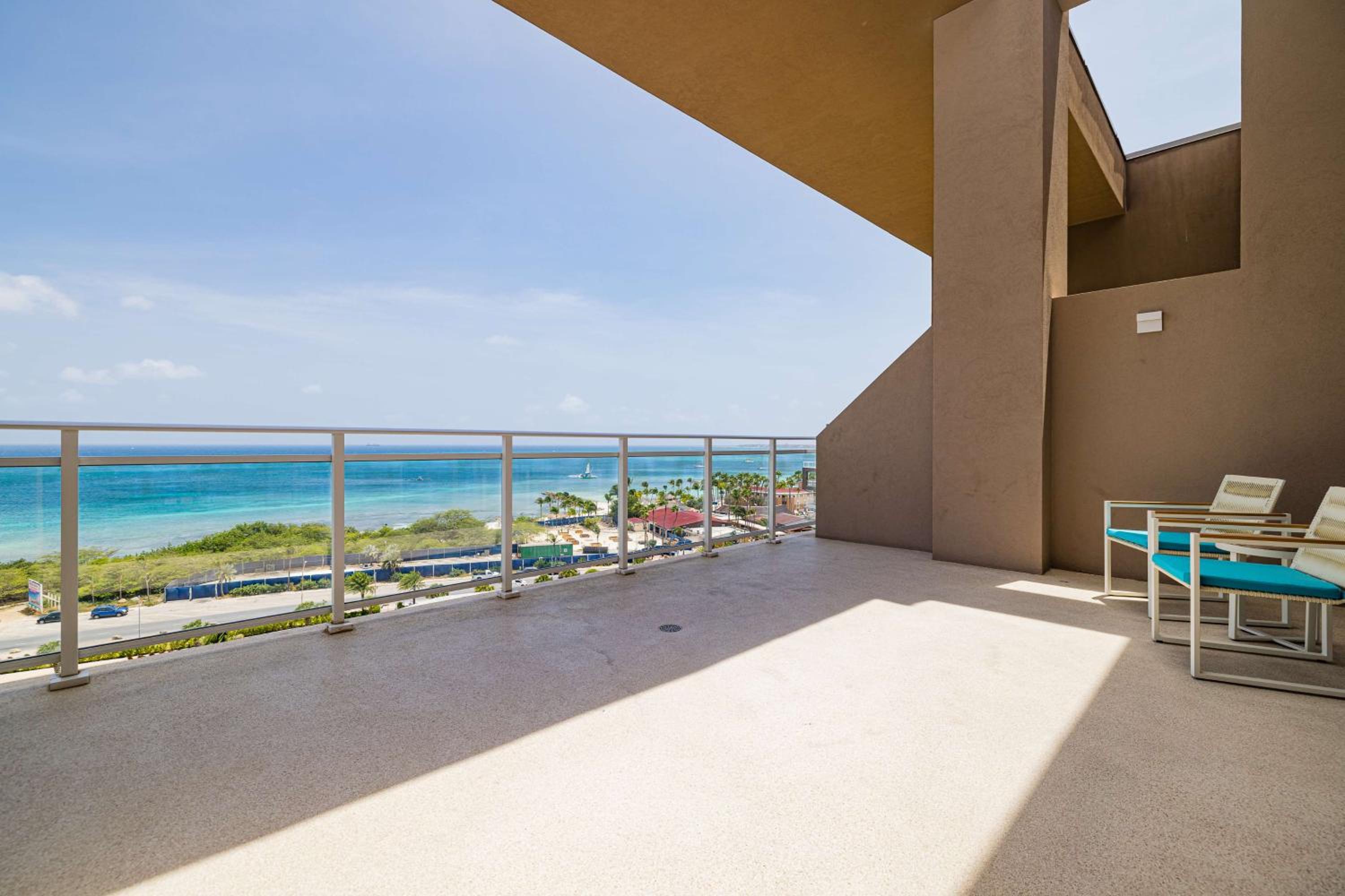 One-Bedroom Queen Suite with Ocean View - Top Floor