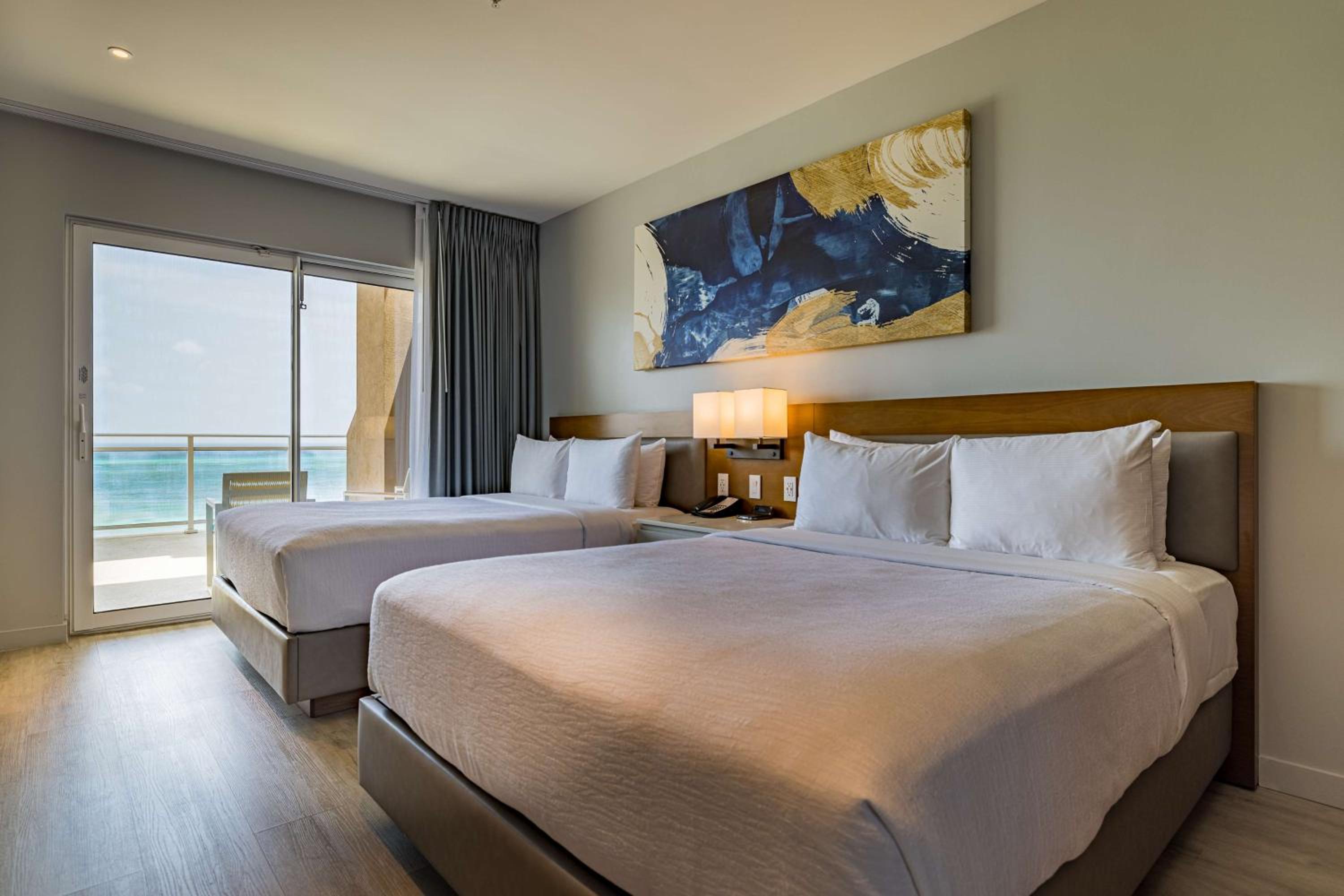 One-Bedroom Queen Suite with Ocean View - Top Floor thumbnail 5