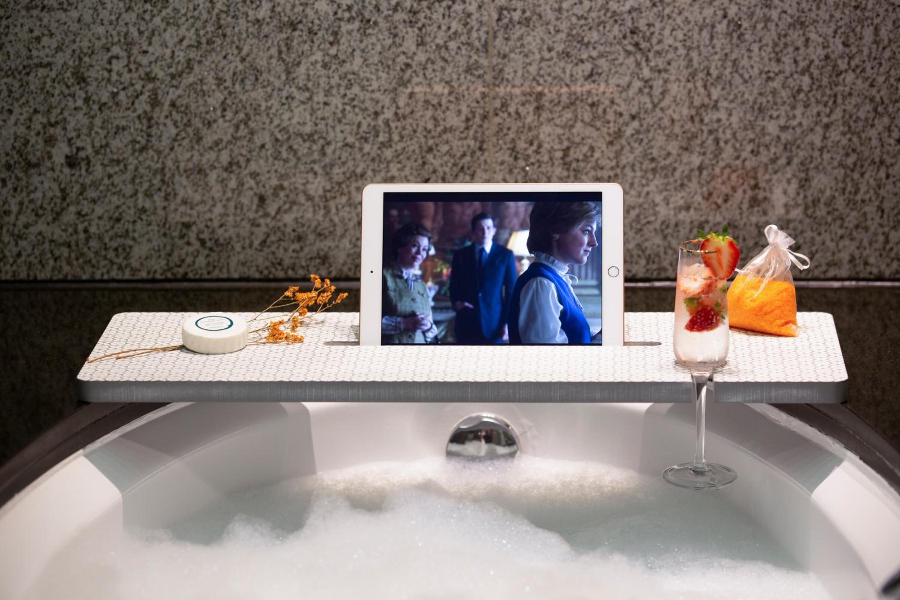 Deluxe King Room with Creek view thumbnail 6